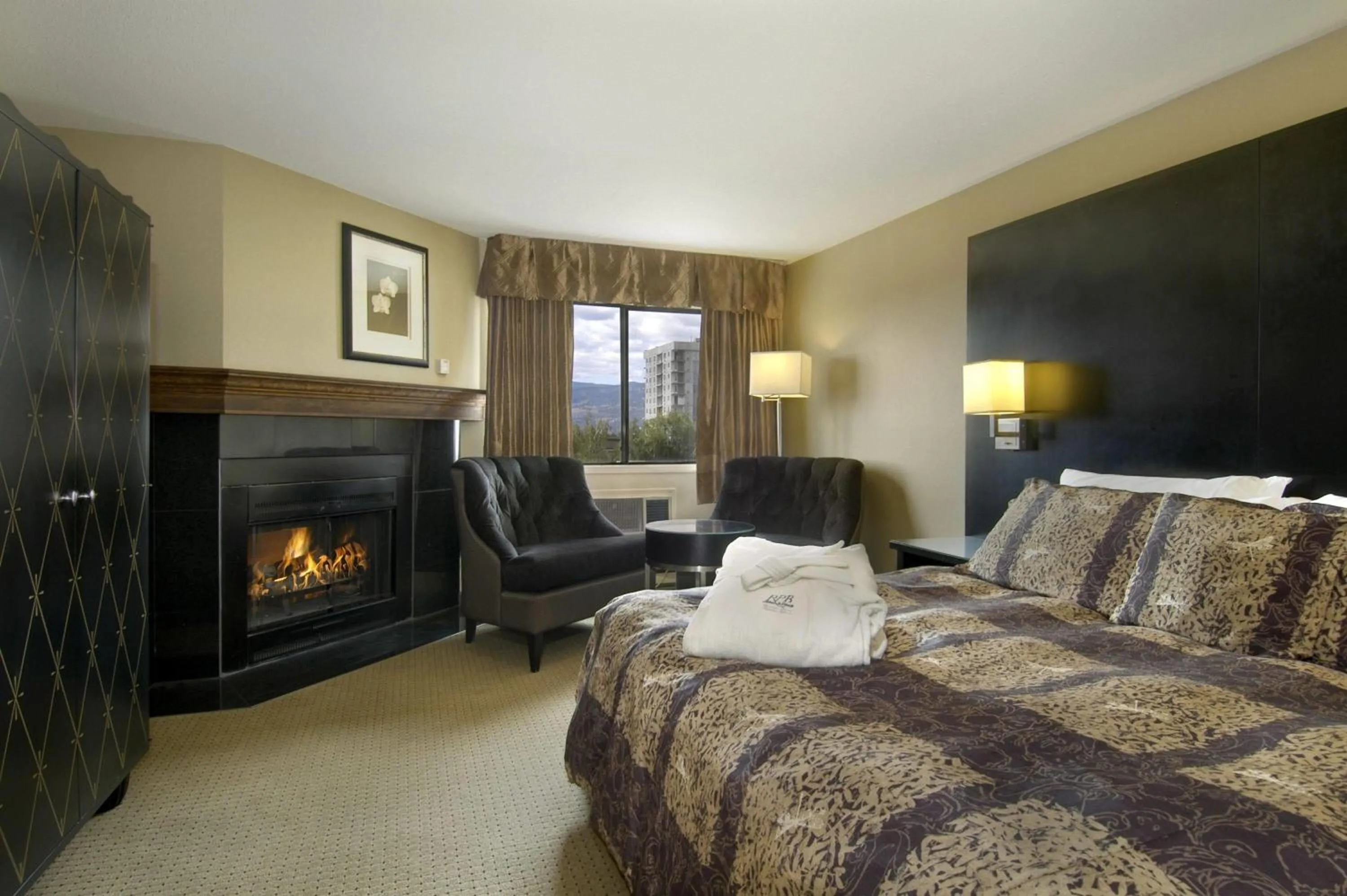 Photo of the whole room, Bed in Ramada by Wyndham Kelowna Hotel & Conference Center