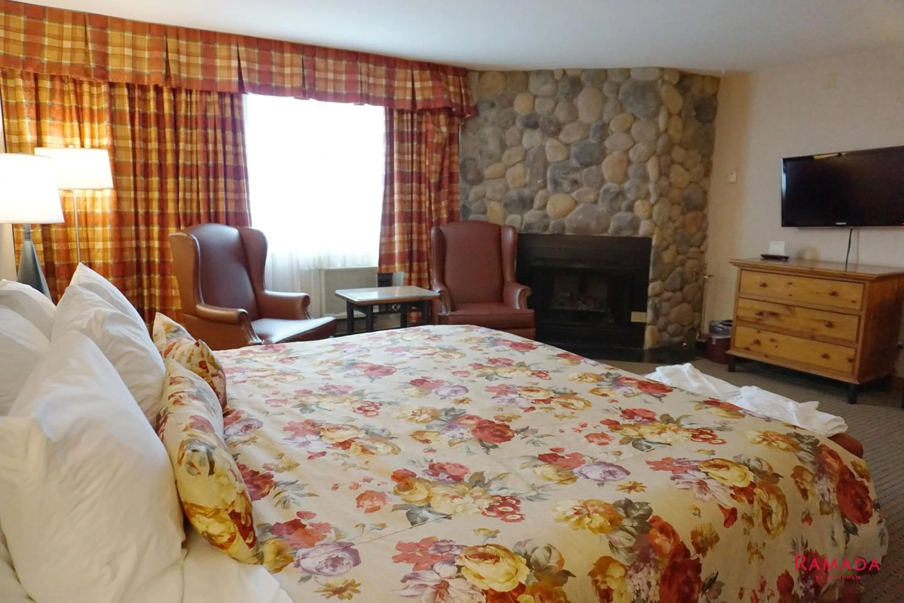 Bed in Ramada by Wyndham Kelowna Hotel & Conference Center