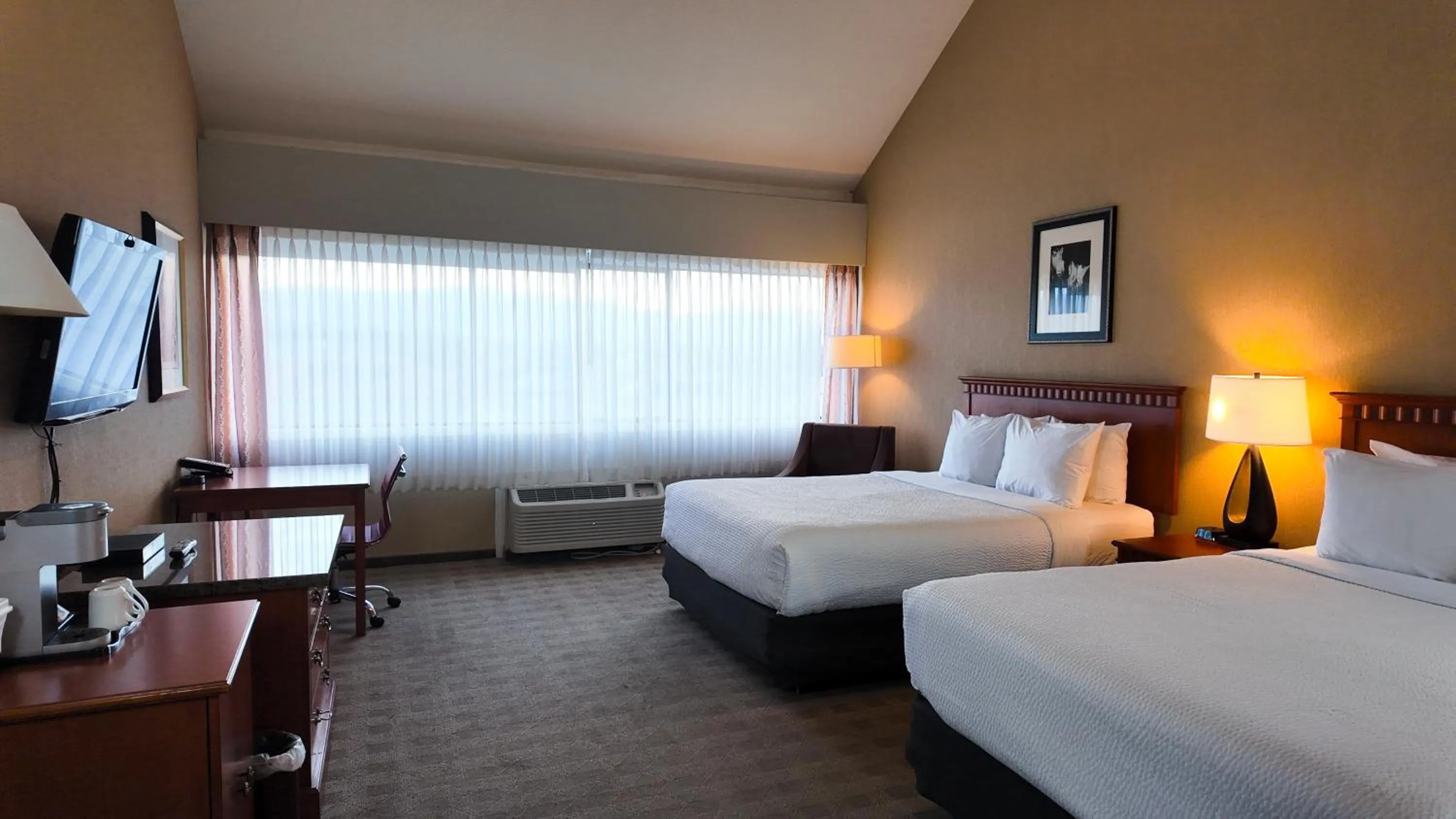 Bed in Ramada by Wyndham Kelowna Hotel & Conference Center