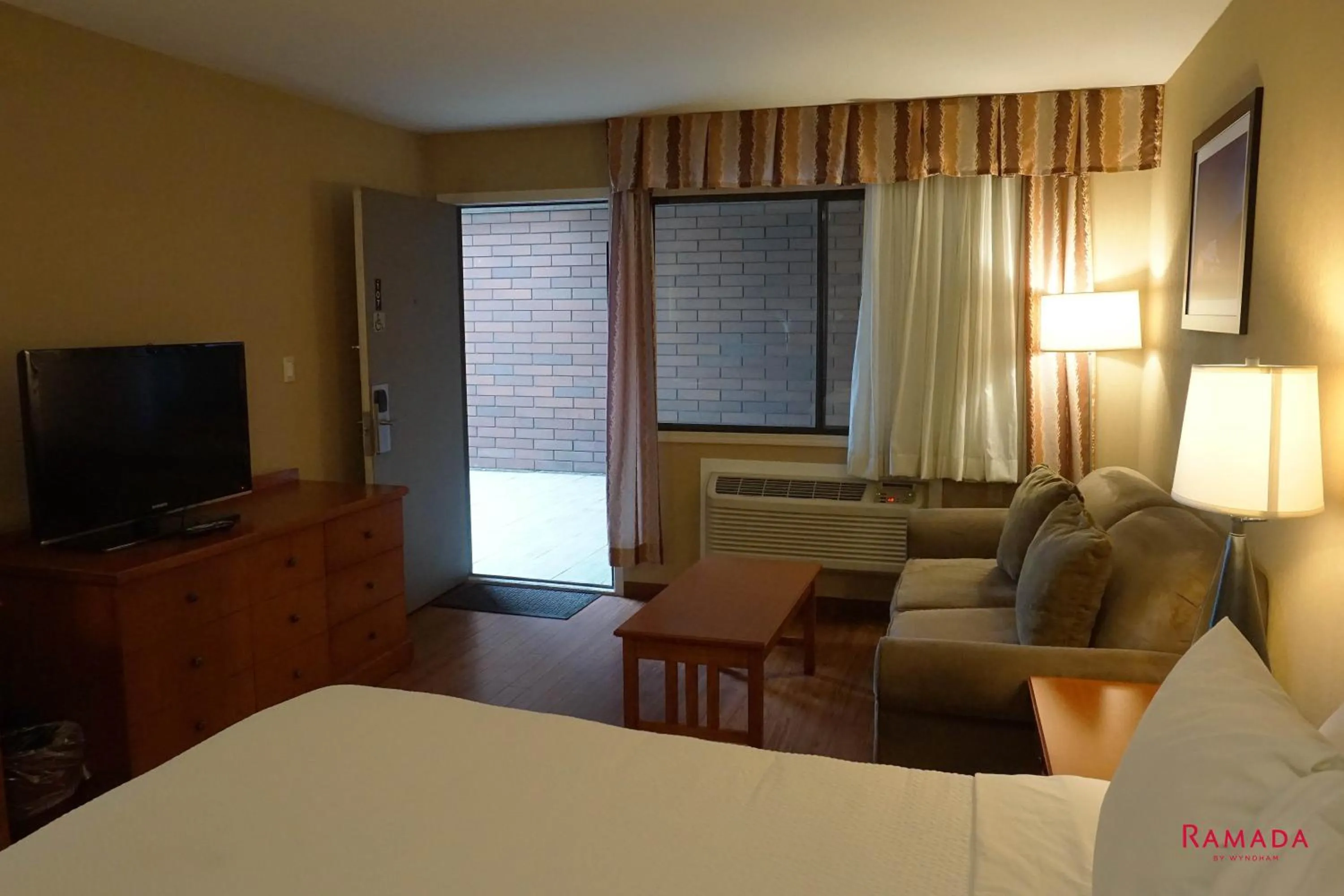 Bed in Ramada by Wyndham Kelowna Hotel & Conference Center