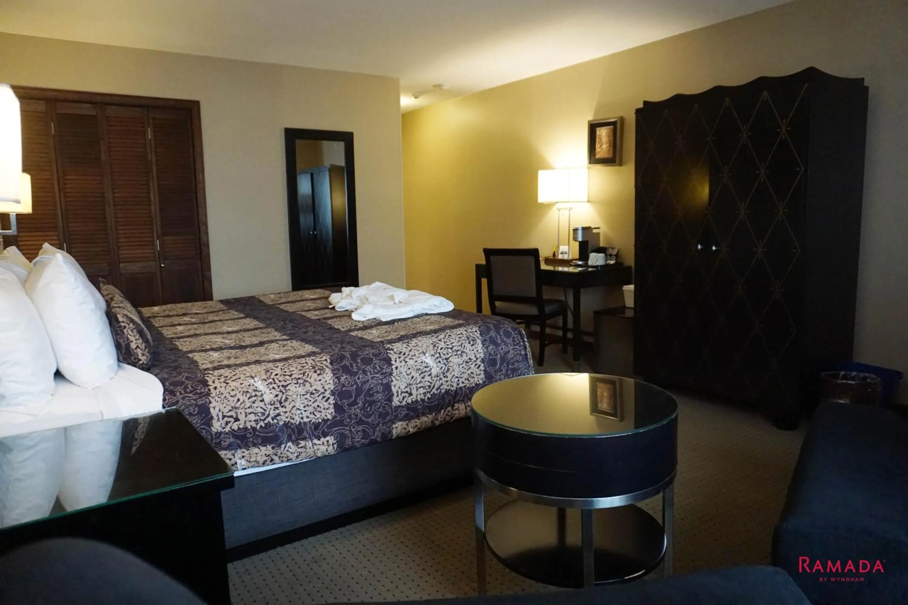 Bed in Ramada by Wyndham Kelowna Hotel & Conference Center