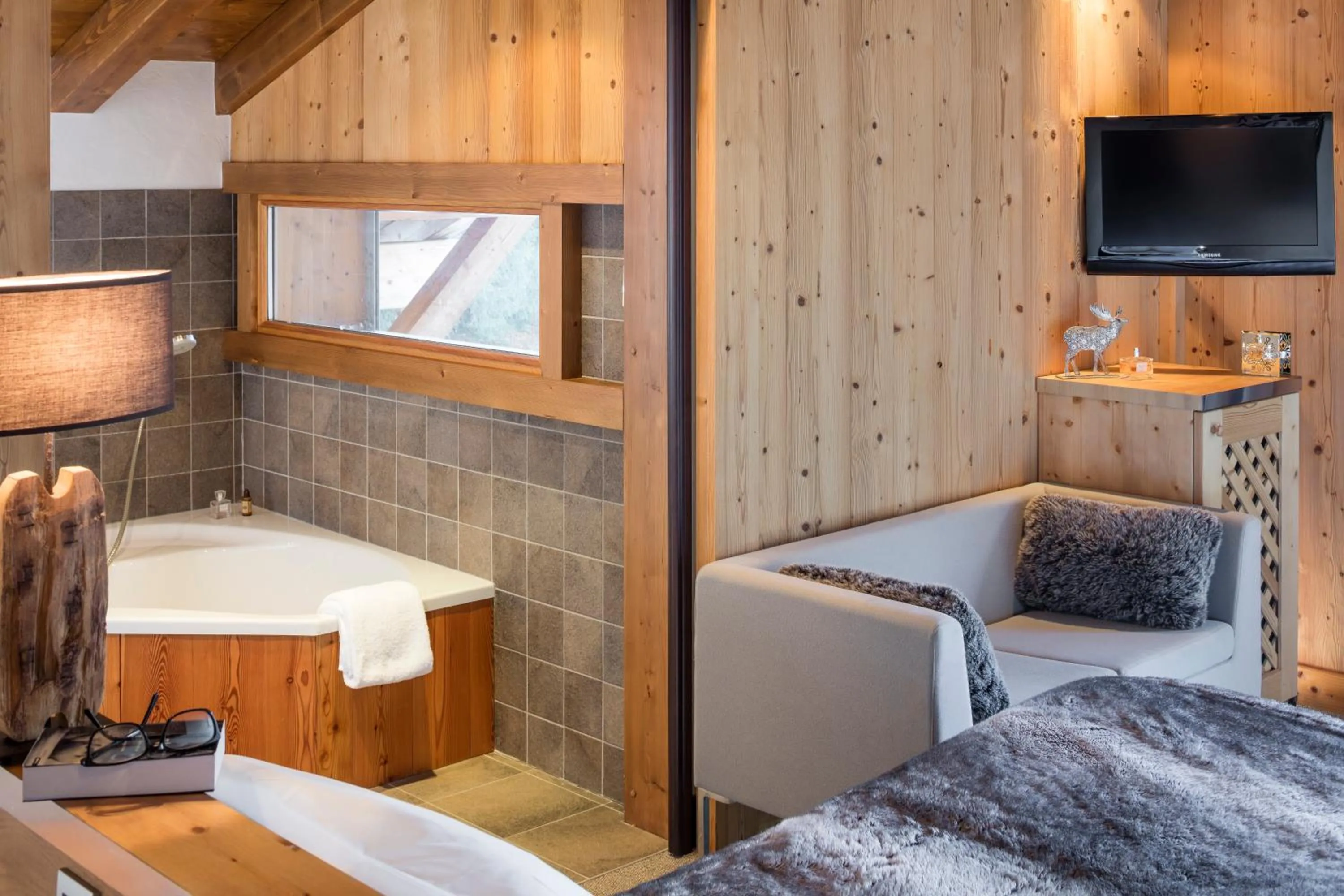 Photo of the whole room, Bed in Hôtel et Spa Le Delta