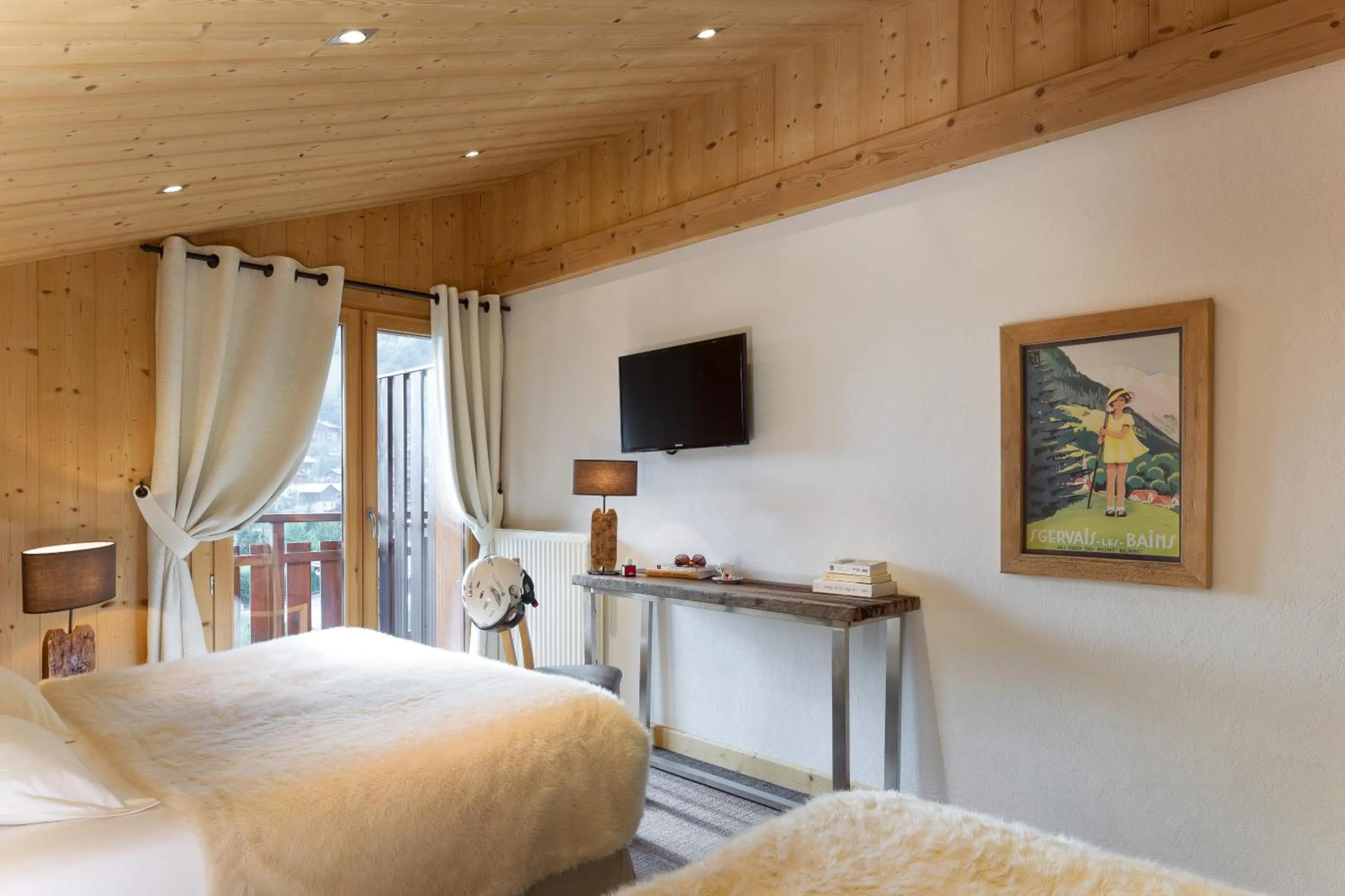 Photo of the whole room, Bed in Hôtel et Spa Le Delta
