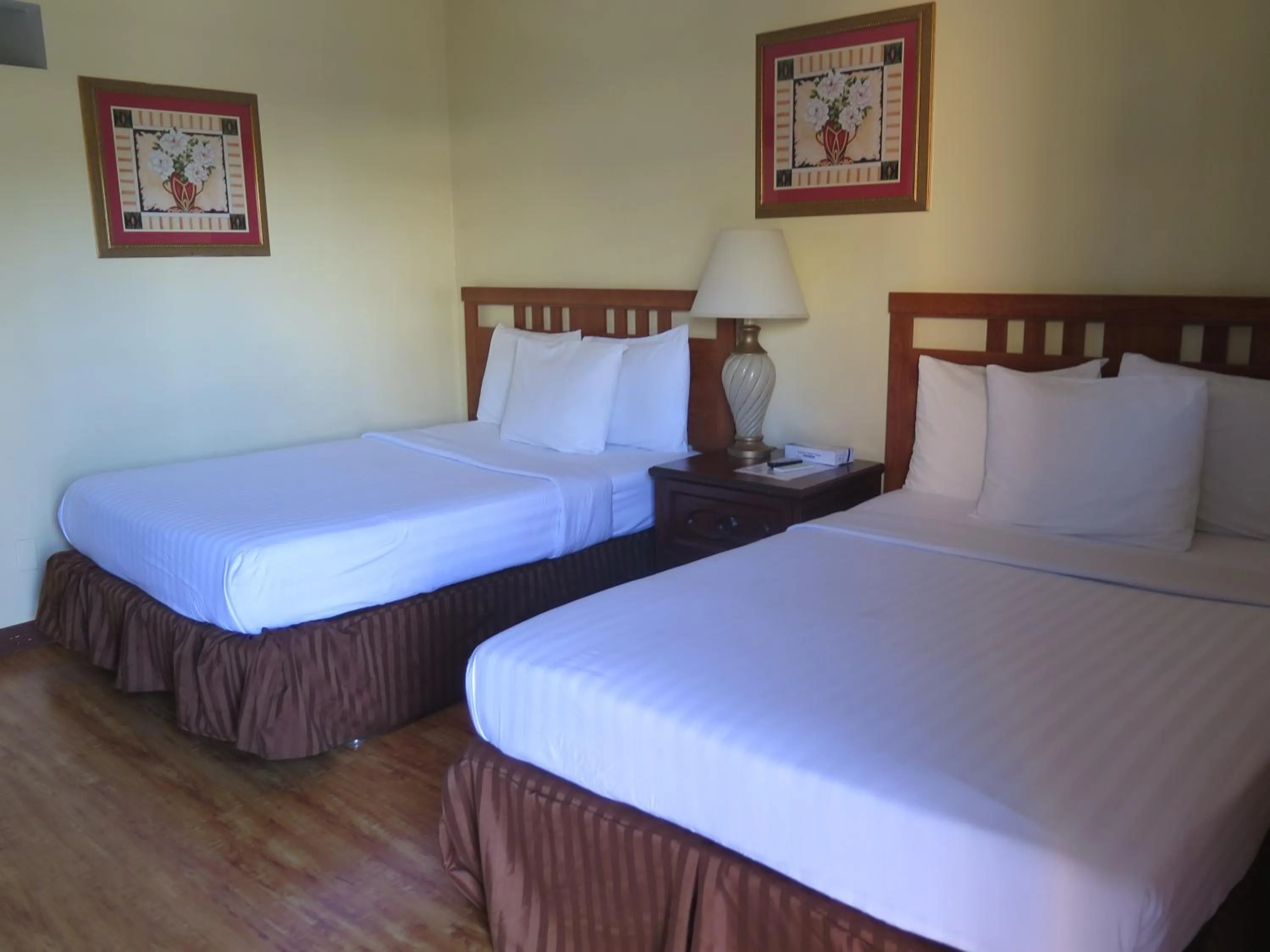 Bedroom, Bed in DTLA Hotel