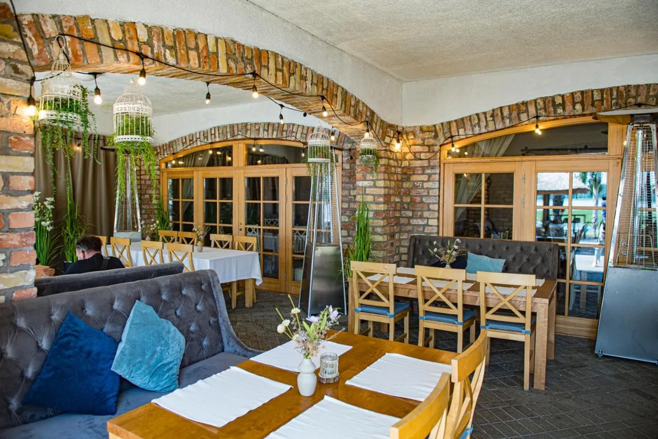 Restaurant/places to eat in Porto Resort