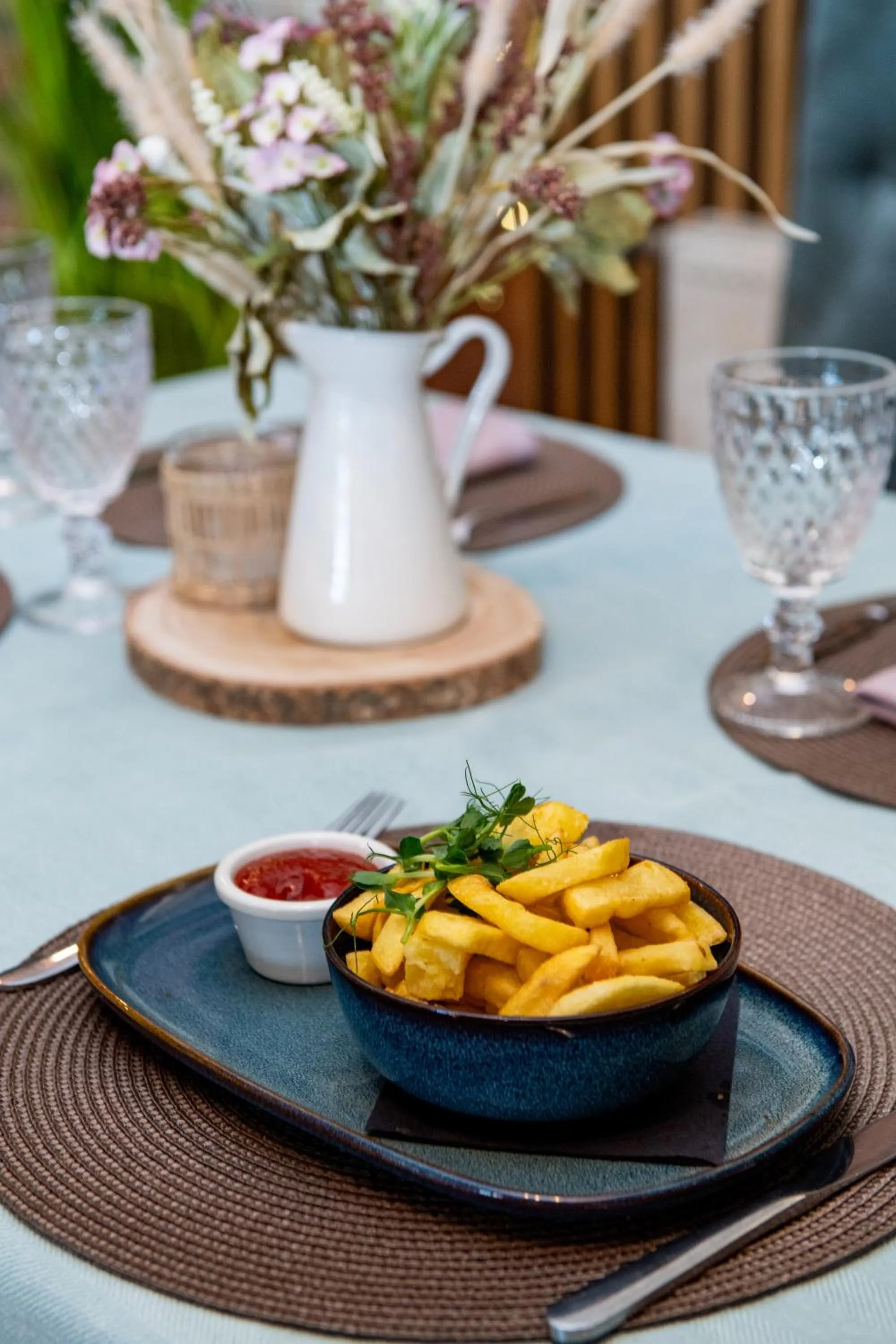 Restaurant/places to eat in Porto Resort