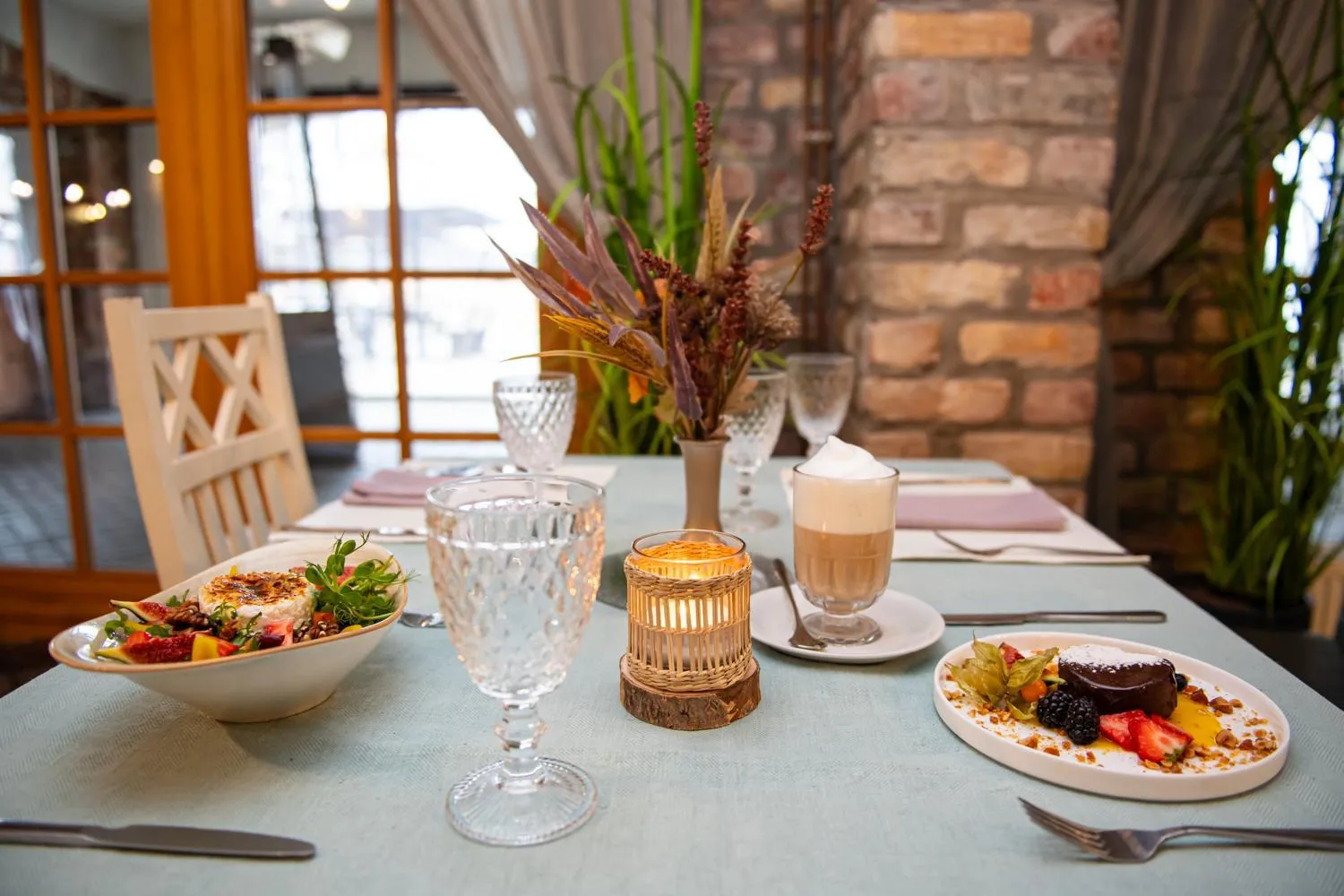 Restaurant/places to eat in Porto Resort