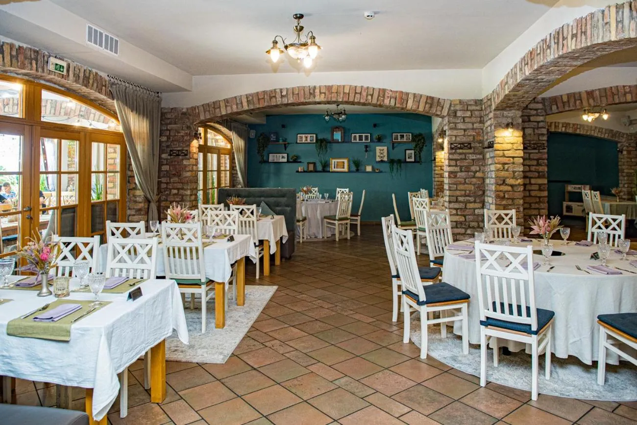 Restaurant/places to eat in Porto Resort