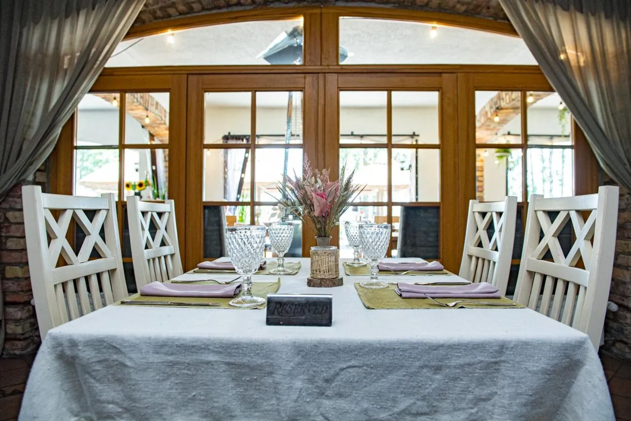 Restaurant/places to eat in Porto Resort