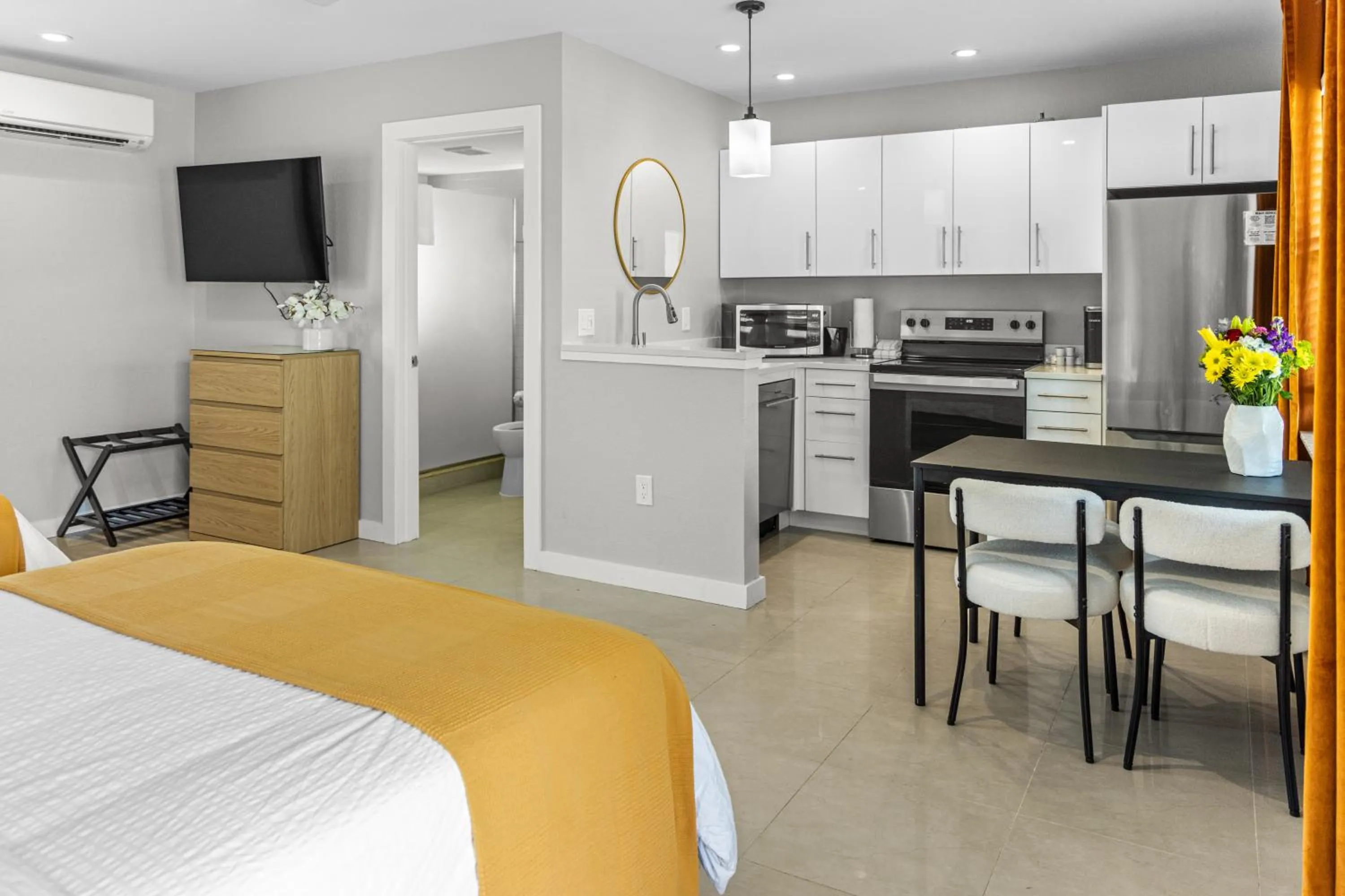 Bed in Captiva Beach Resort (open private beach access)