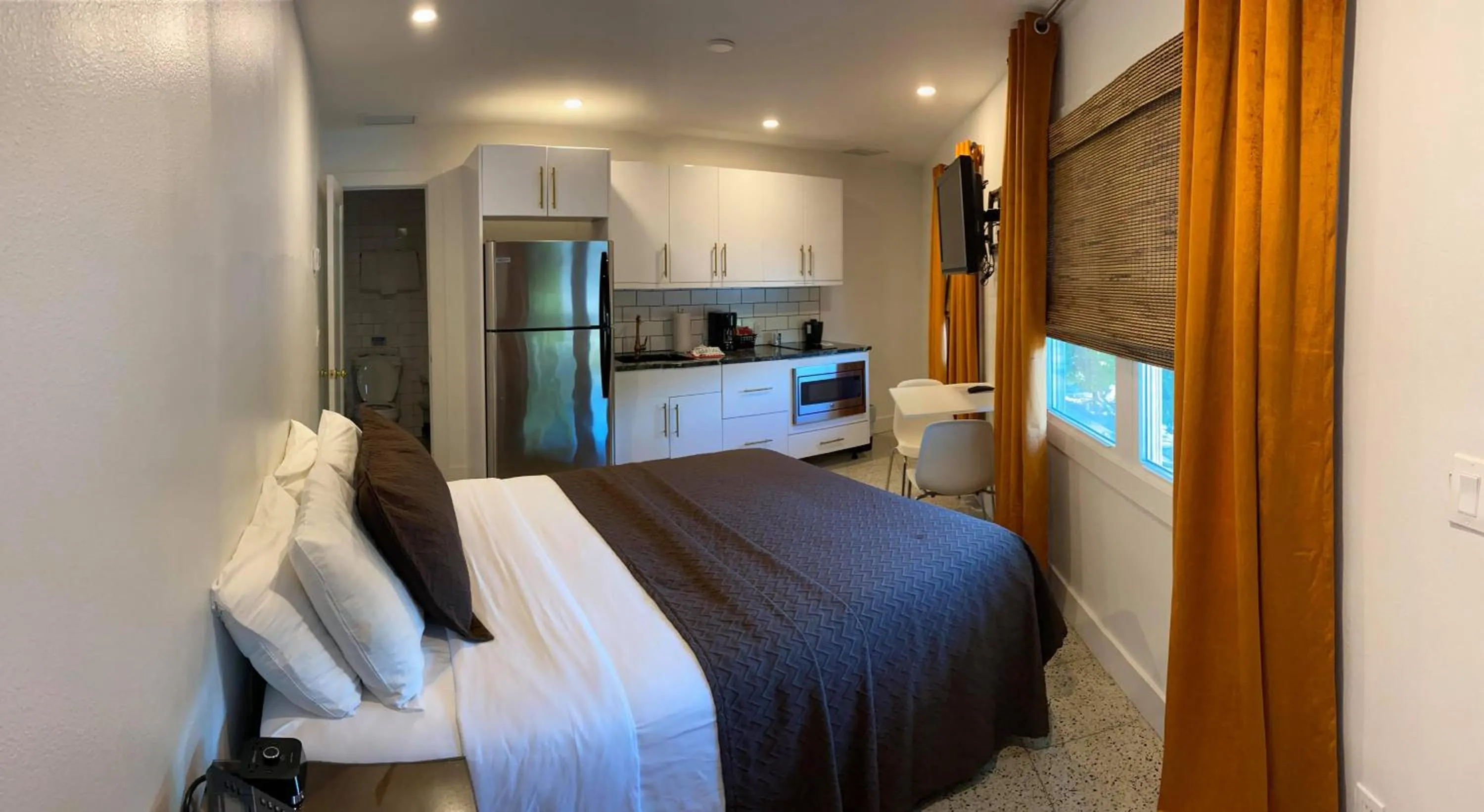 Bed in Captiva Beach Resort (open private beach access)