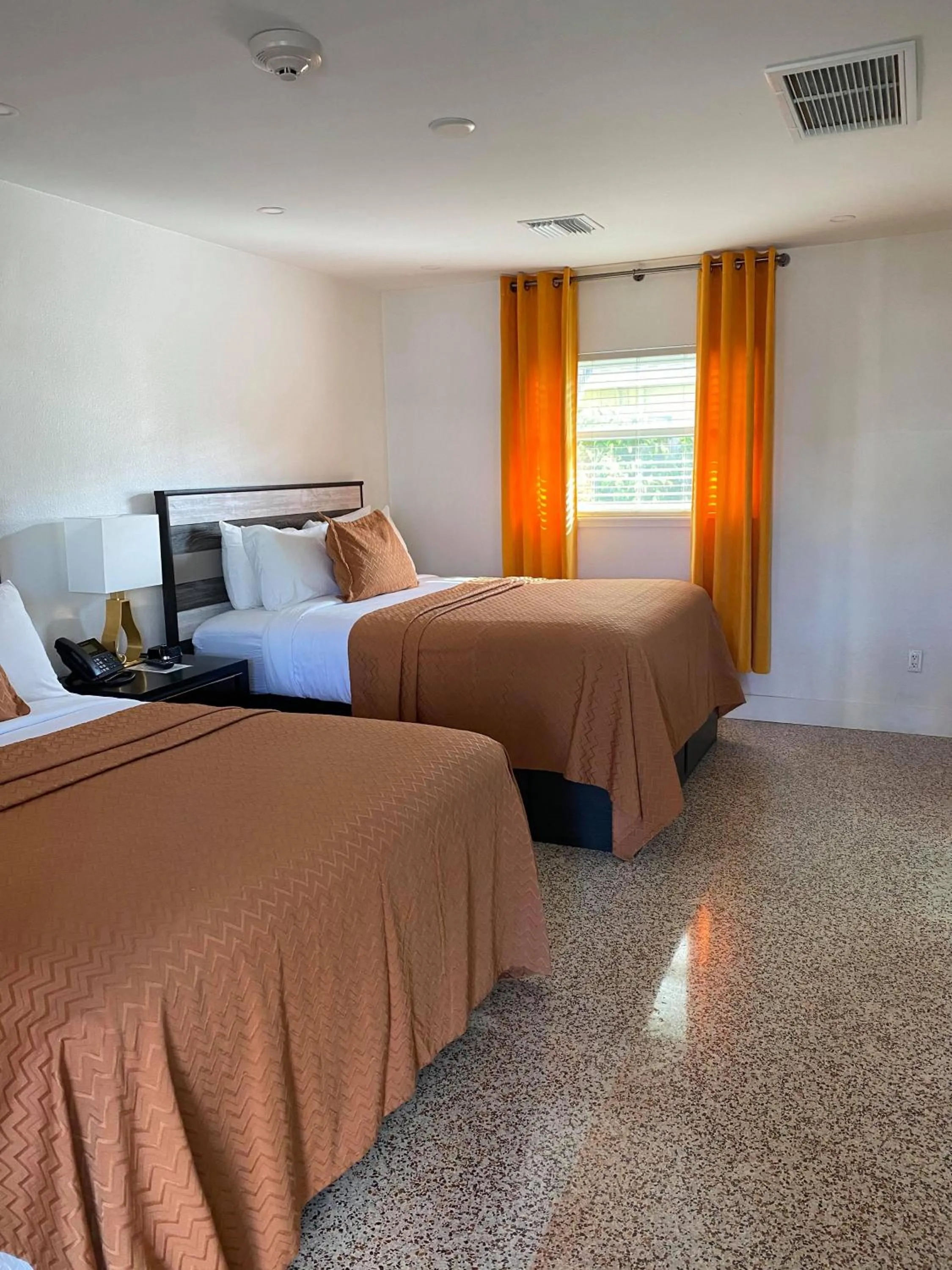 Bed in Captiva Beach Resort (open private beach access)