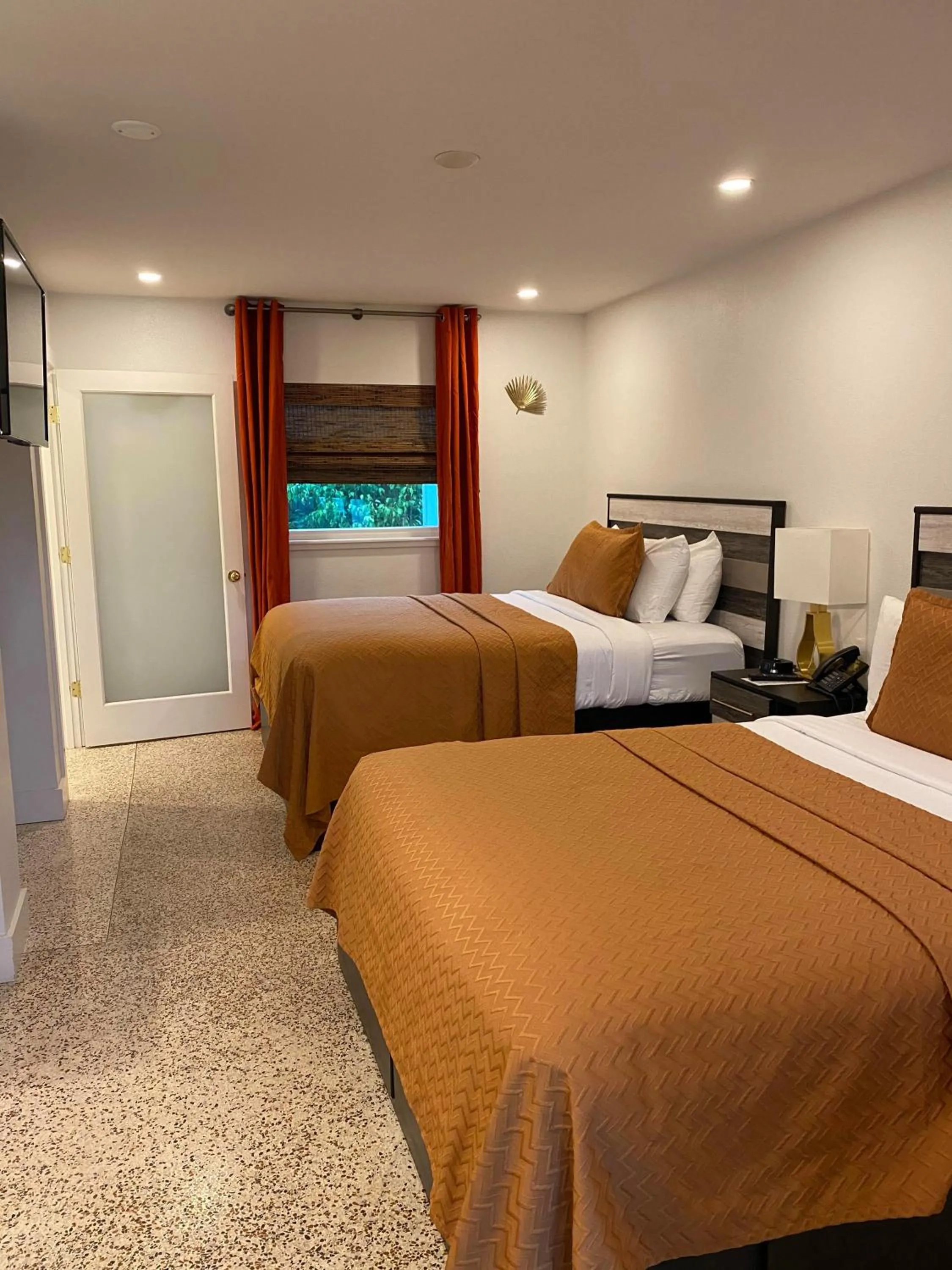 Bed in Captiva Beach Resort (open private beach access)