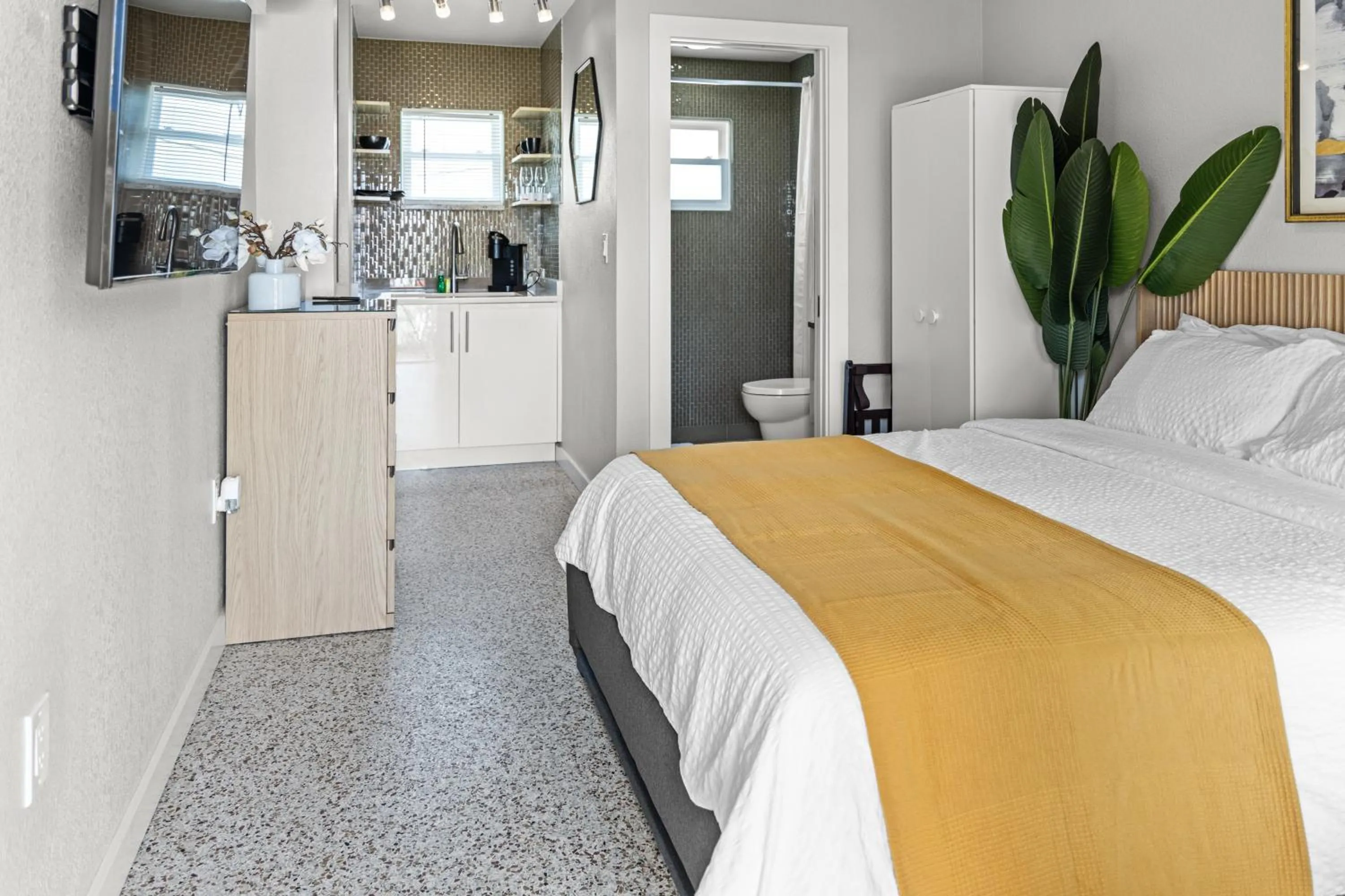 Bed in Captiva Beach Resort (open private beach access)