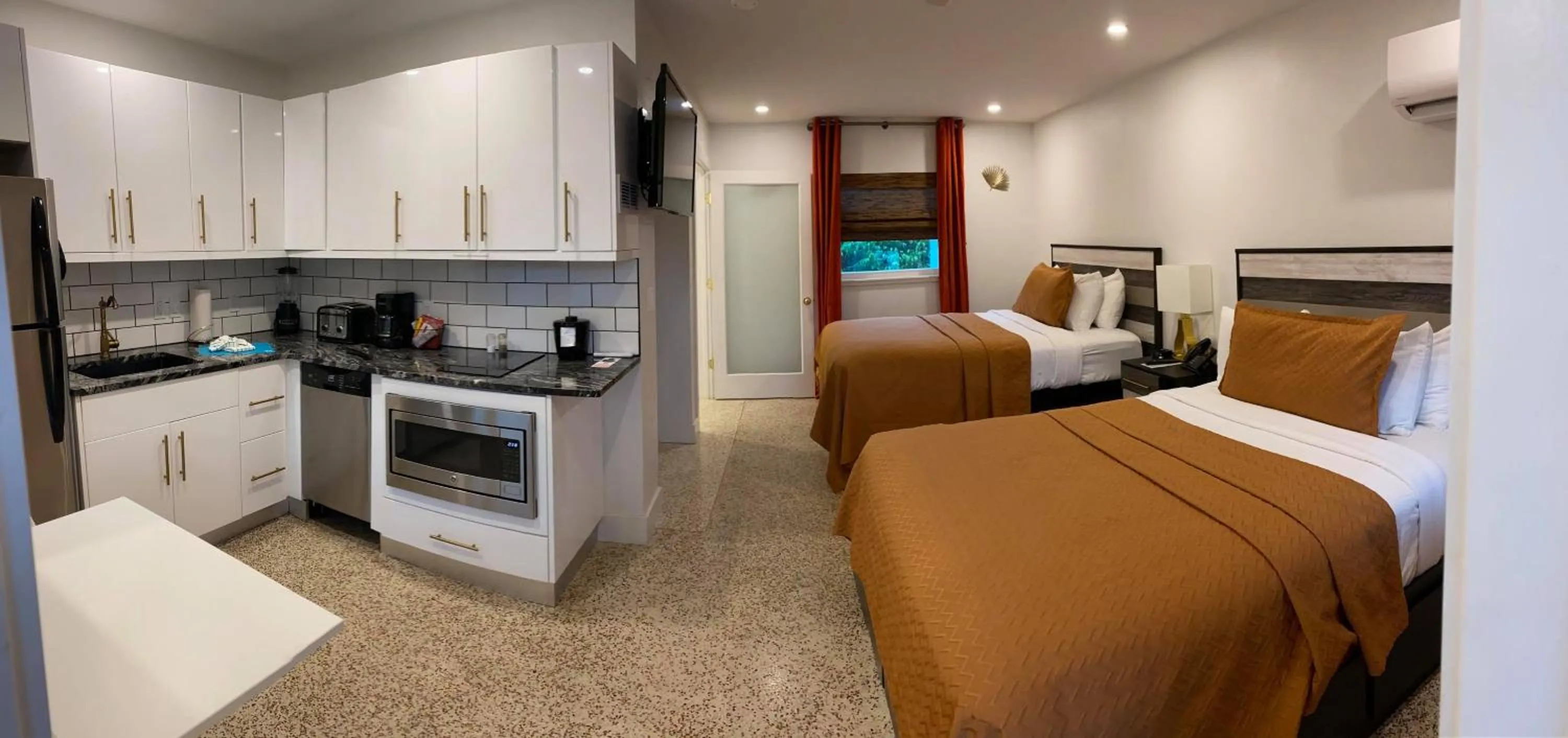 Bed in Captiva Beach Resort (open private beach access)