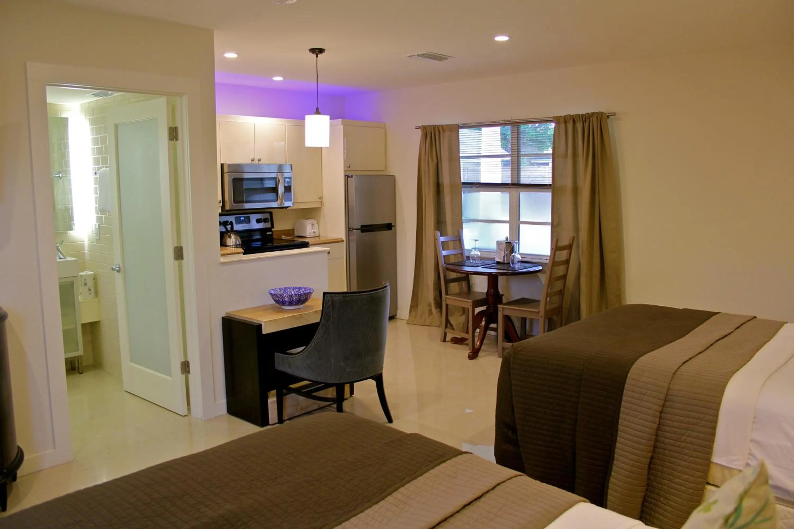 Bed in Captiva Beach Resort (open private beach access)