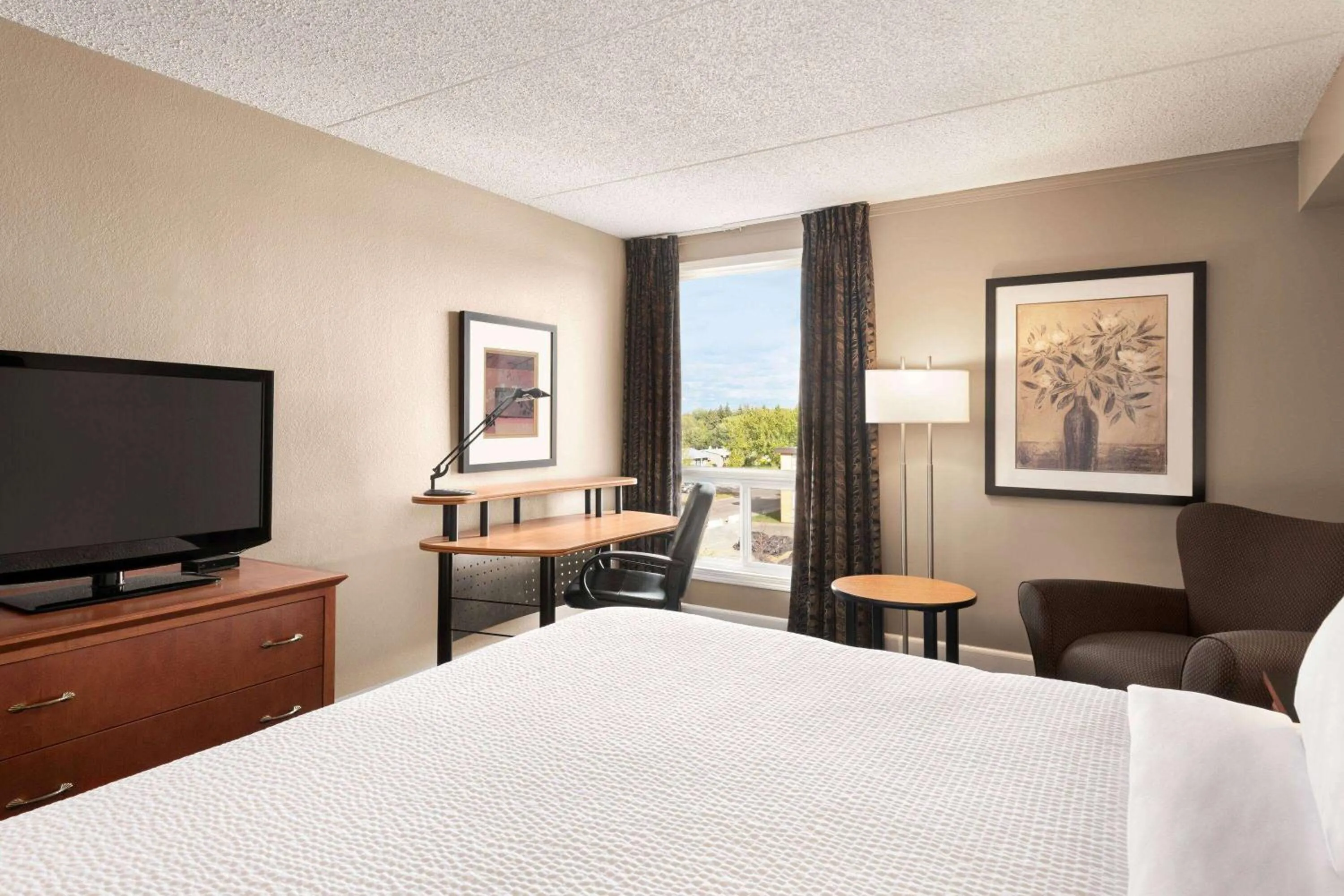 Photo of the whole room, Bed in Royal Hotel Regina, Trademark Collection by Wyndham