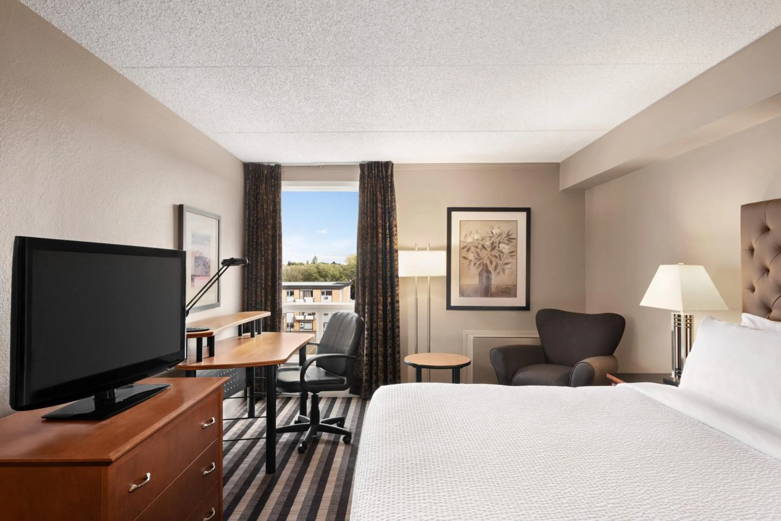 Photo of the whole room, Bed in Royal Hotel Regina, Trademark Collection by Wyndham