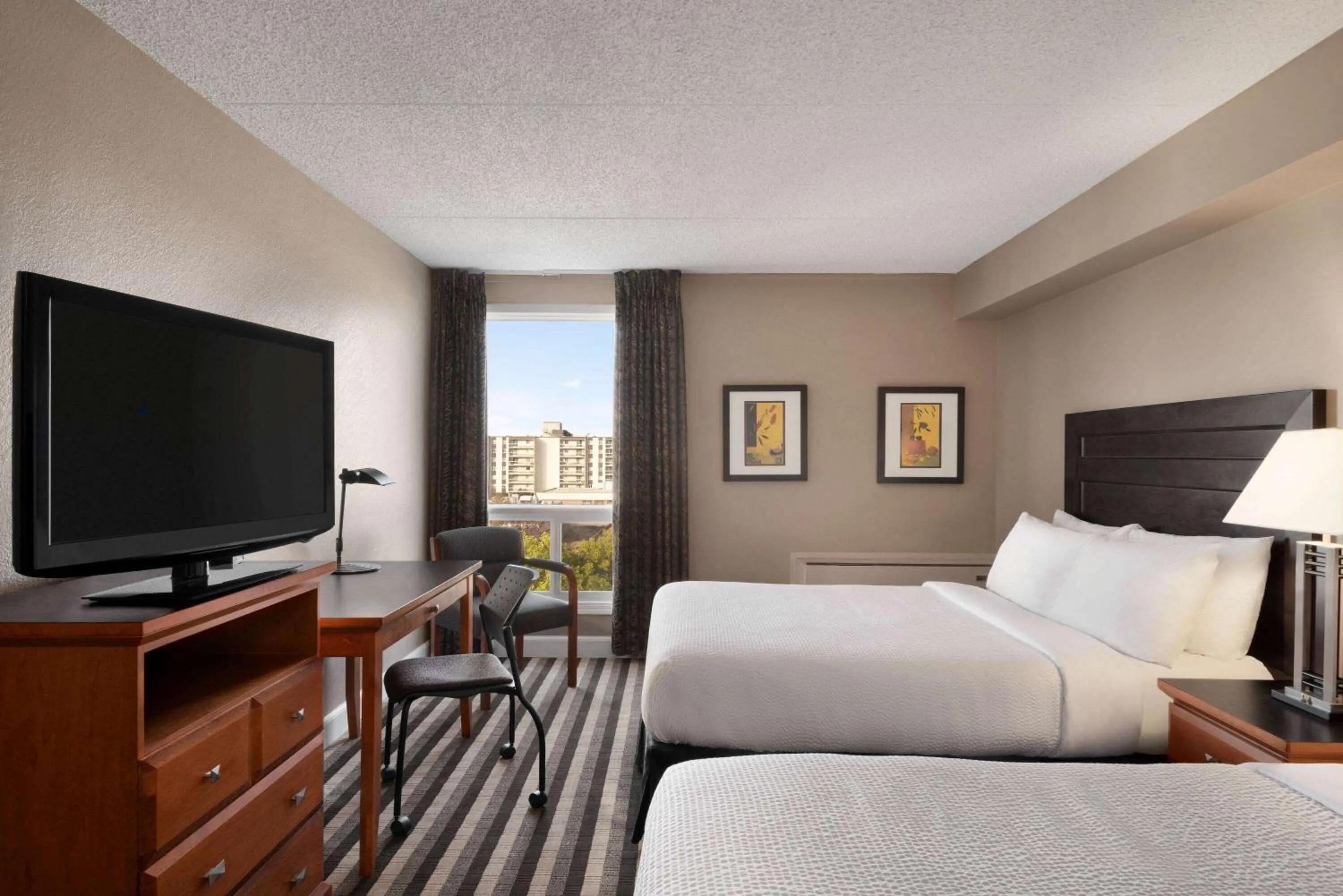 Photo of the whole room, Bed in Royal Hotel Regina, Trademark Collection by Wyndham