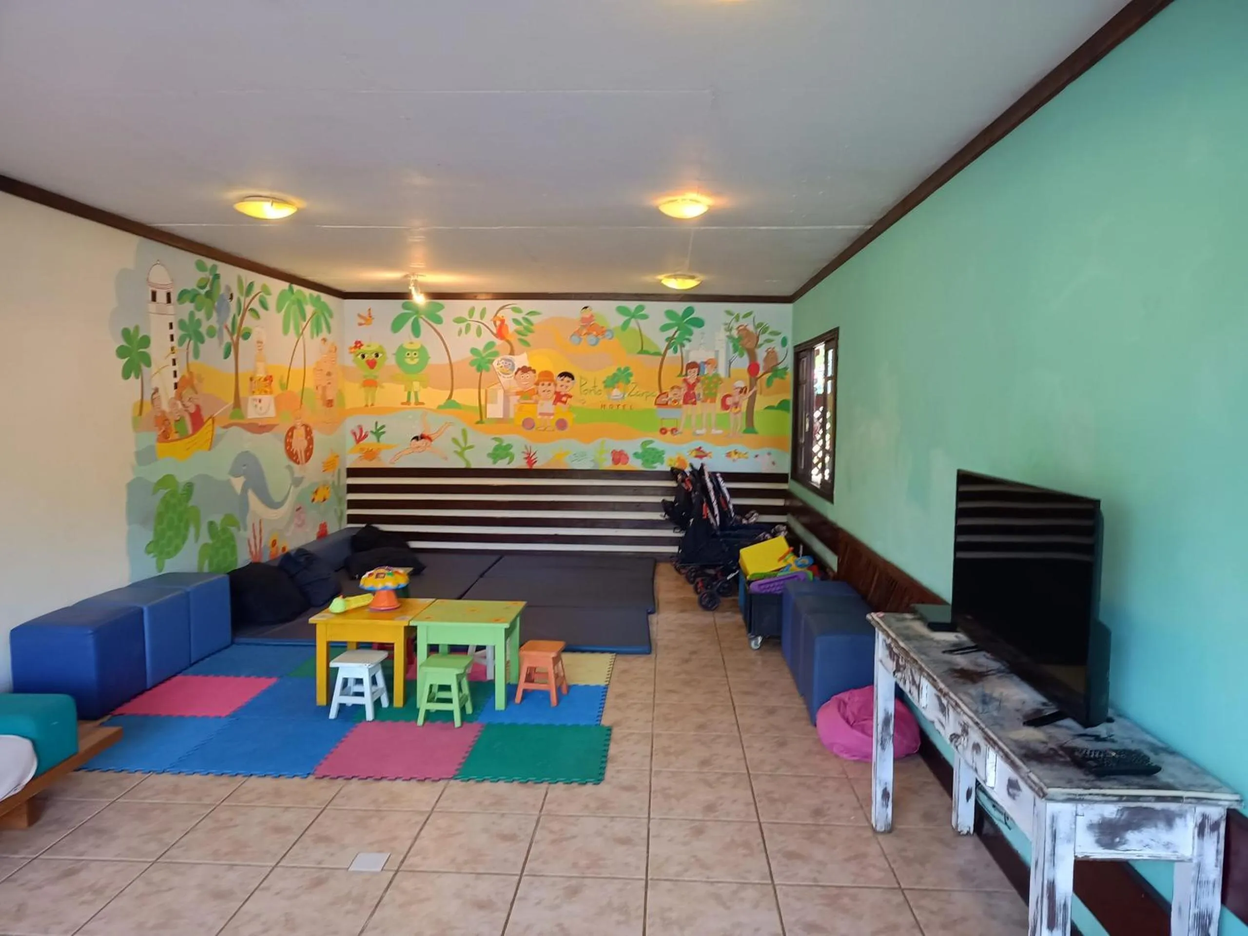 Communal lounge/ TV room in Porto Zarpa Hotel