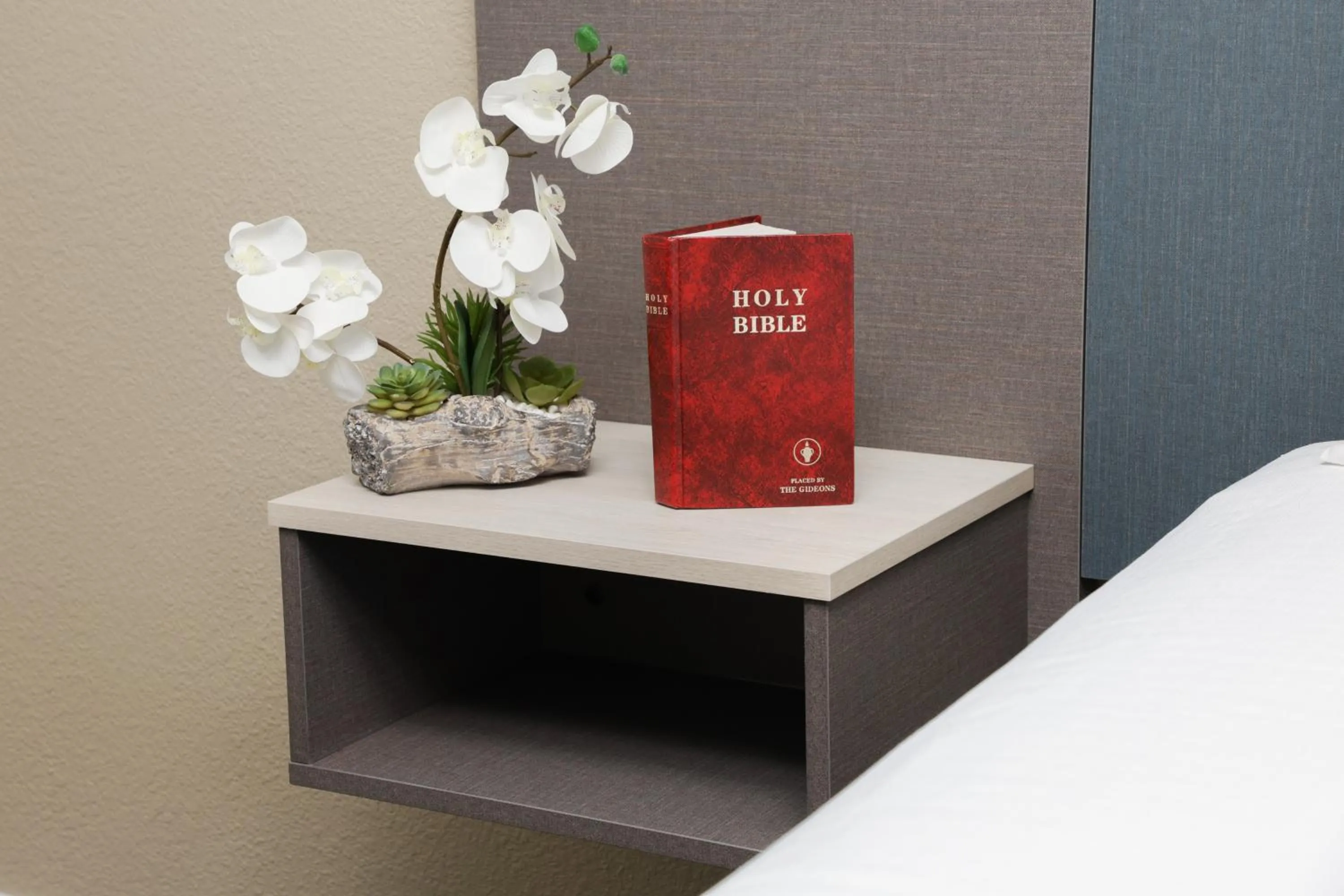 Bed in Sea Breeze Inn - San Simeon