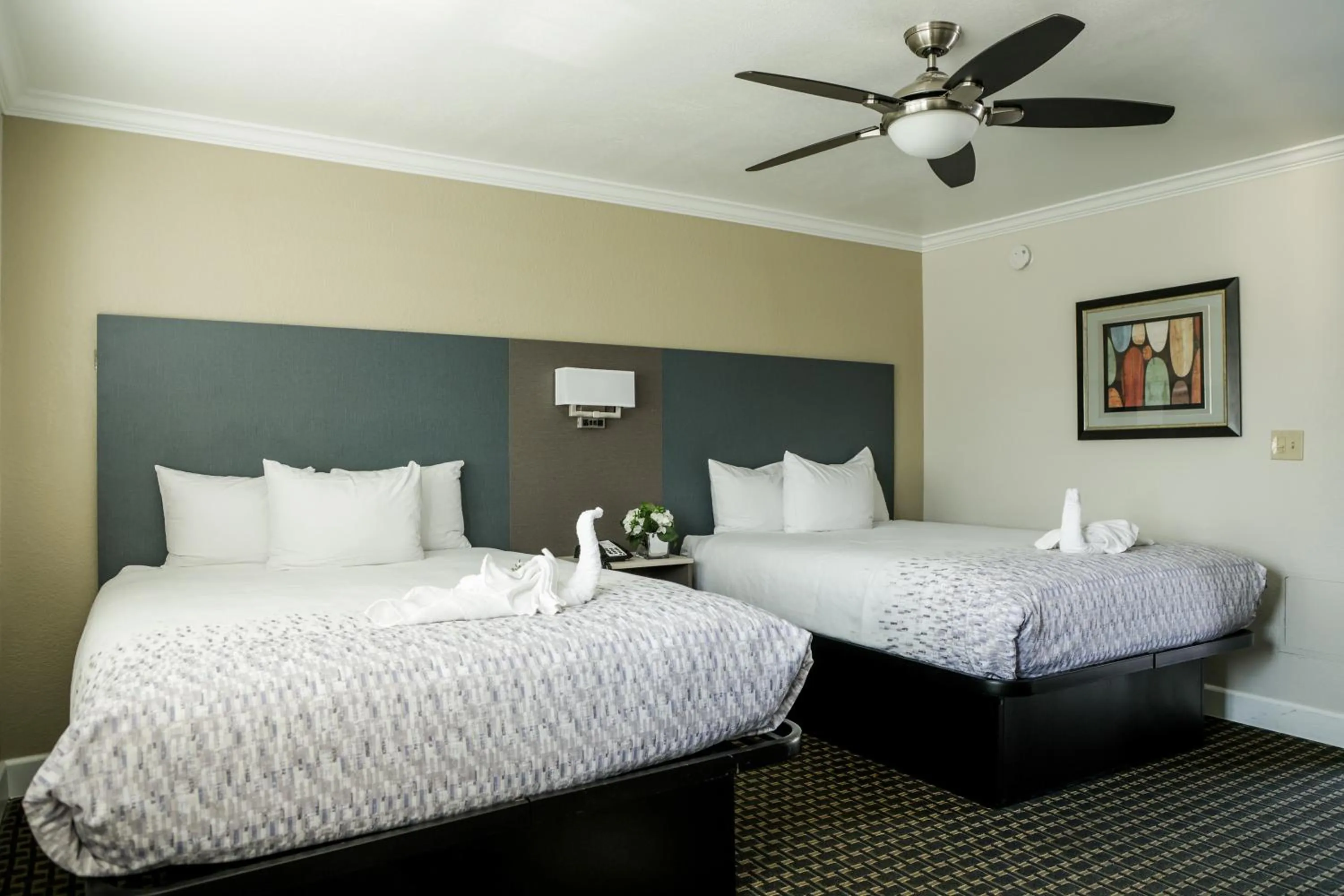 Bed in Sea Breeze Inn - San Simeon