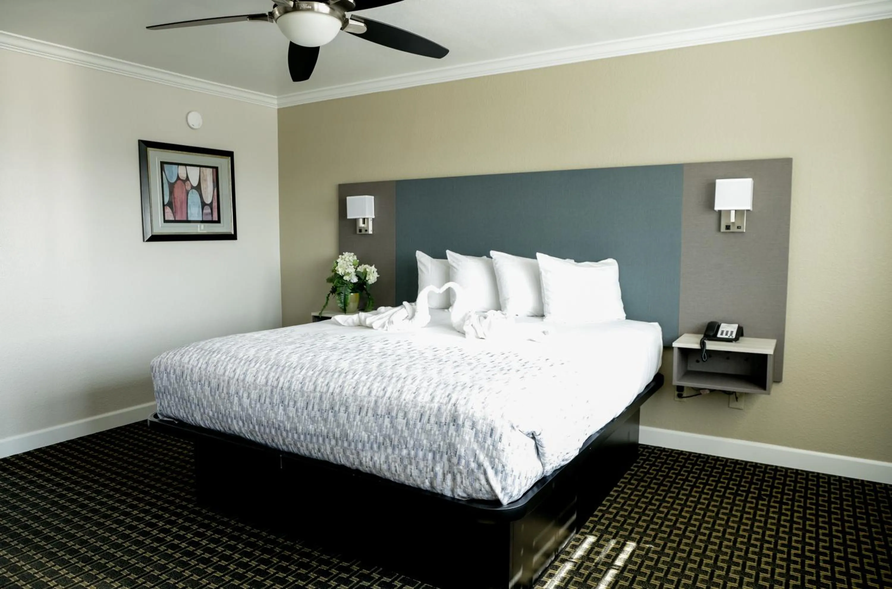 Bed in Sea Breeze Inn - San Simeon