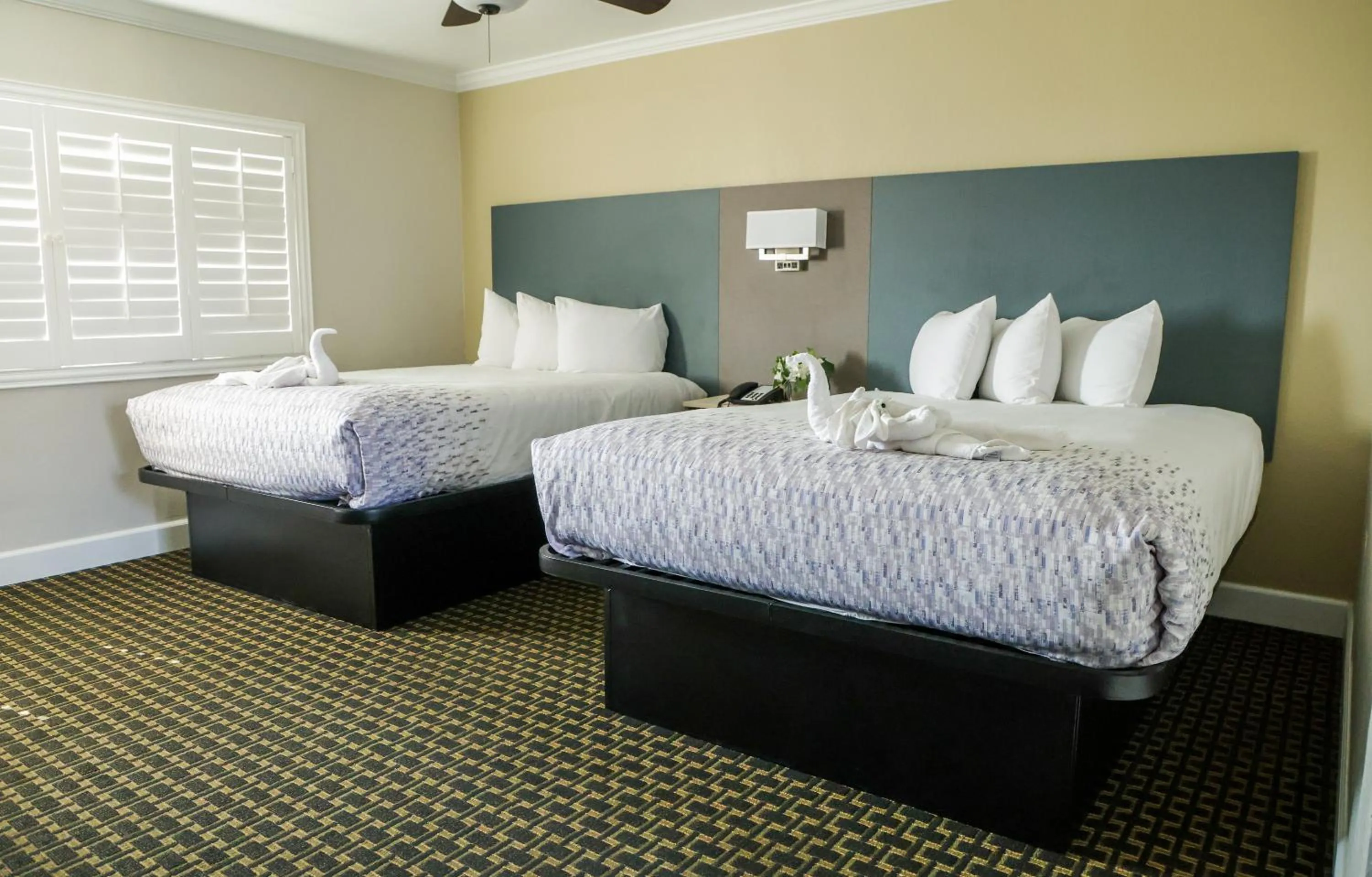 Bed in Sea Breeze Inn - San Simeon