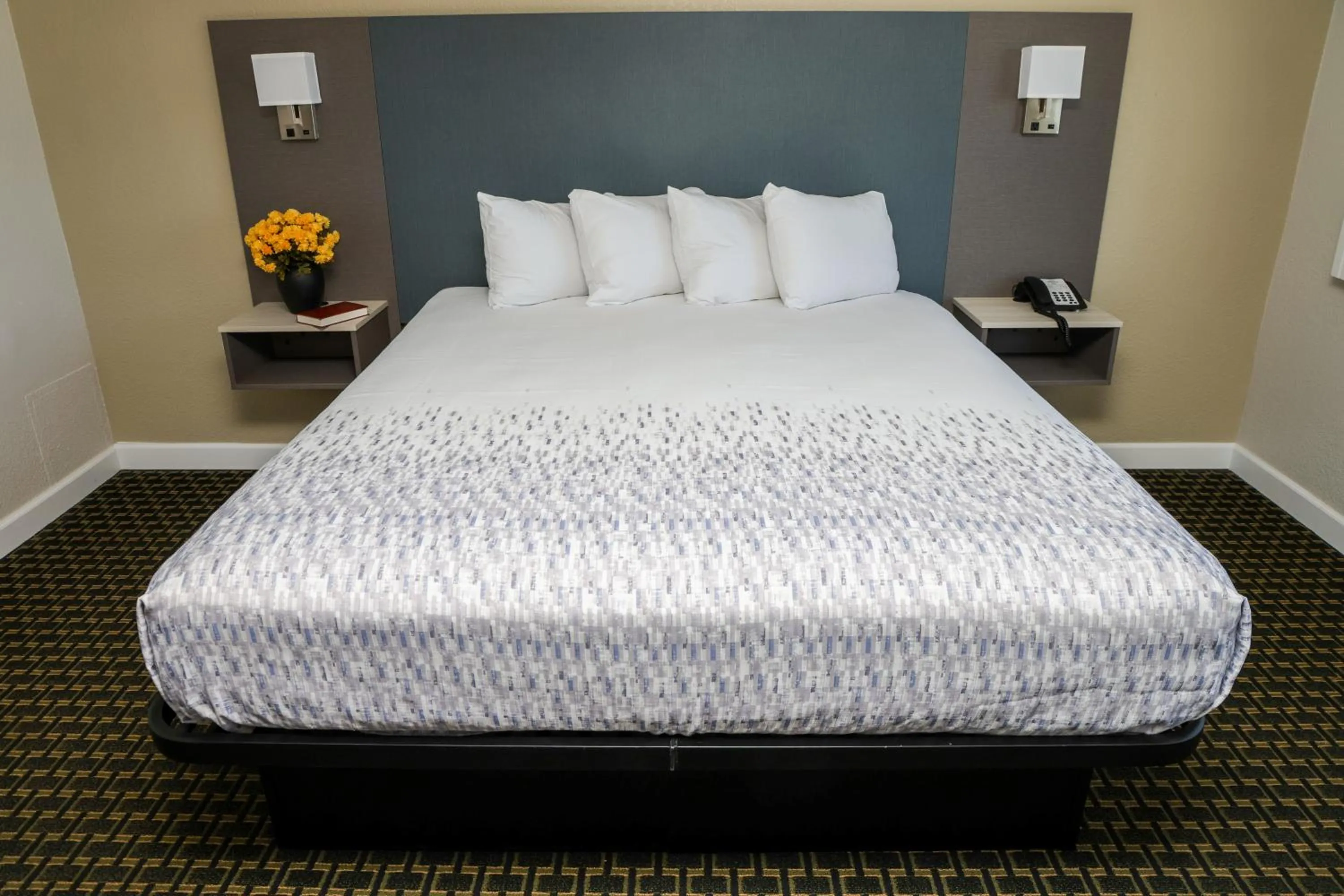 Bed in Sea Breeze Inn - San Simeon