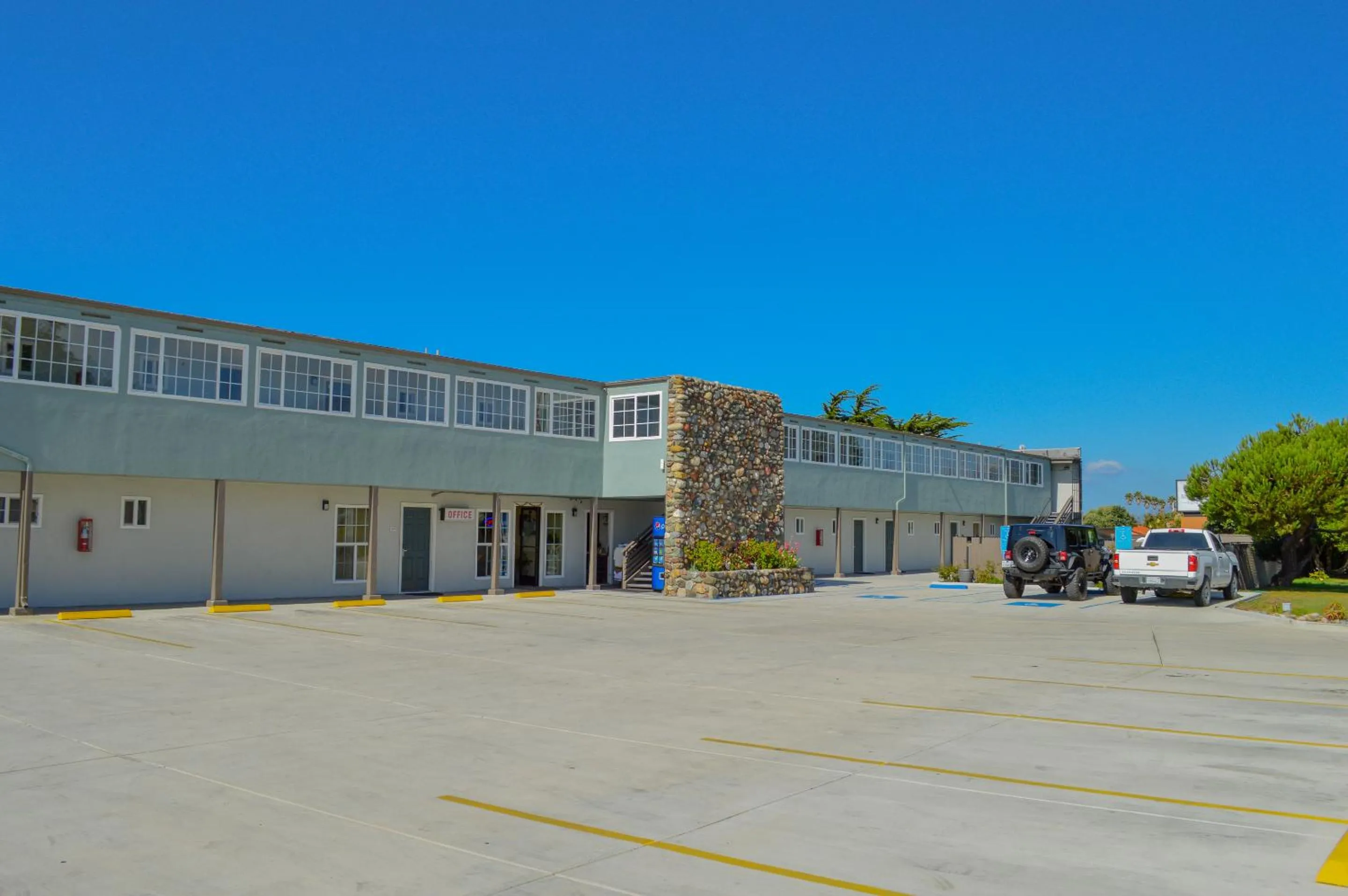 Facade/entrance in Sea Breeze Inn - San Simeon