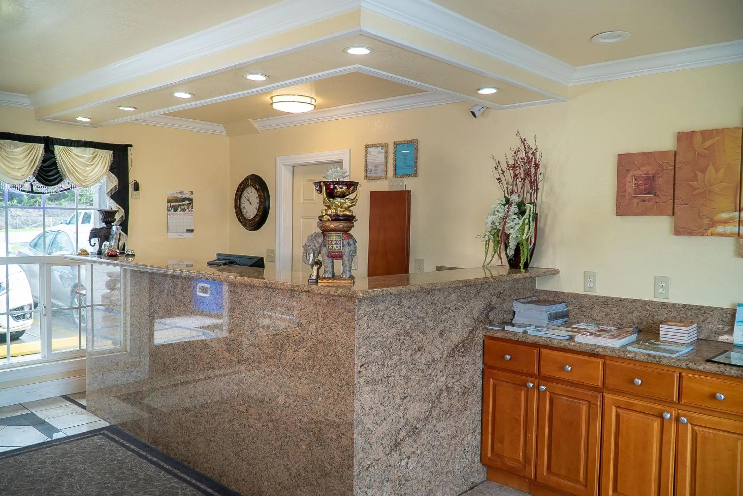 Decorative detail in Sea Breeze Inn - San Simeon