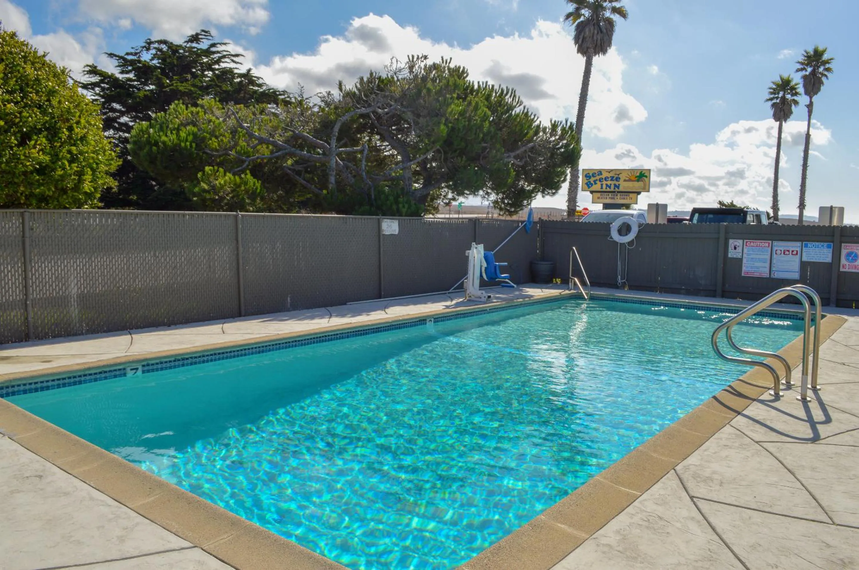 Swimming pool in Sea Breeze Inn - San Simeon
