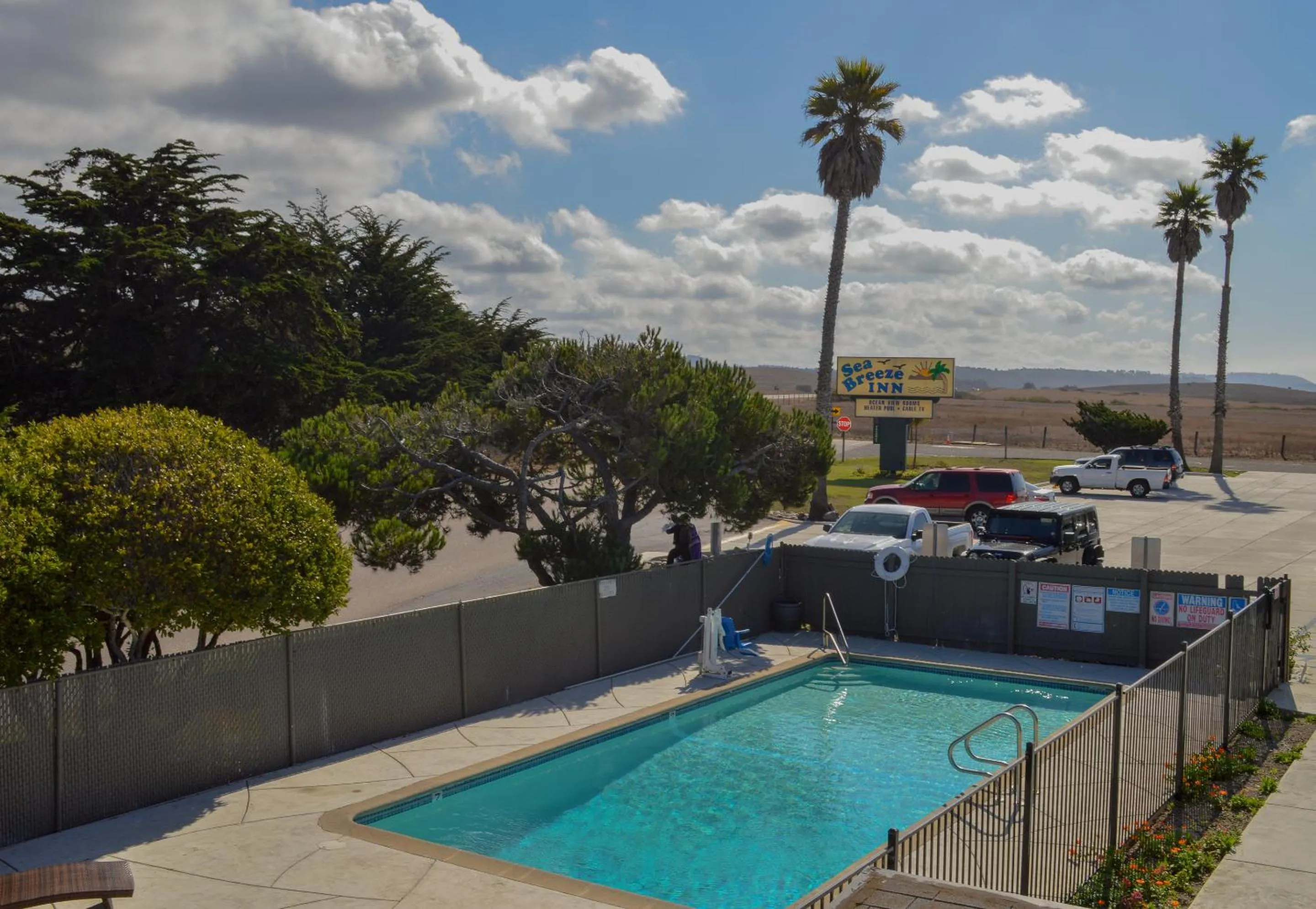 Swimming pool in Sea Breeze Inn - San Simeon
