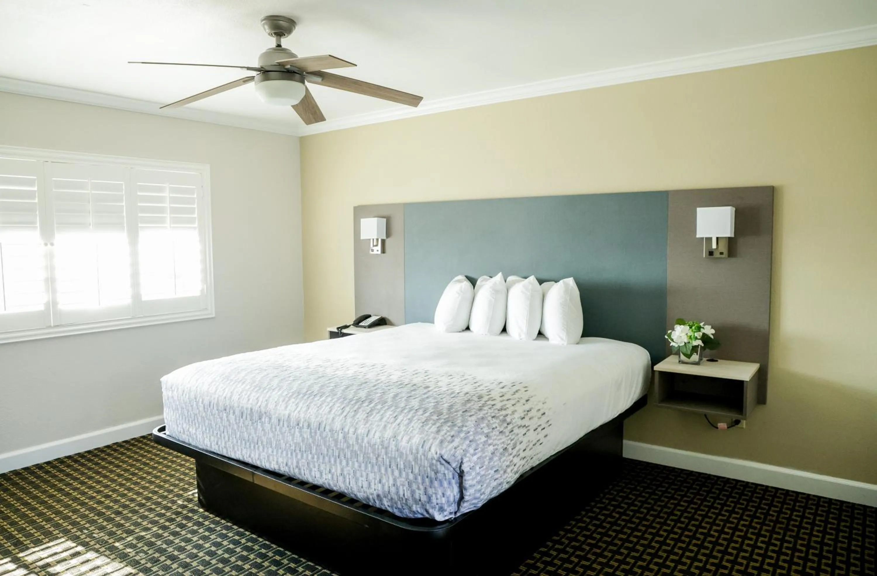 Bed in Sea Breeze Inn - San Simeon