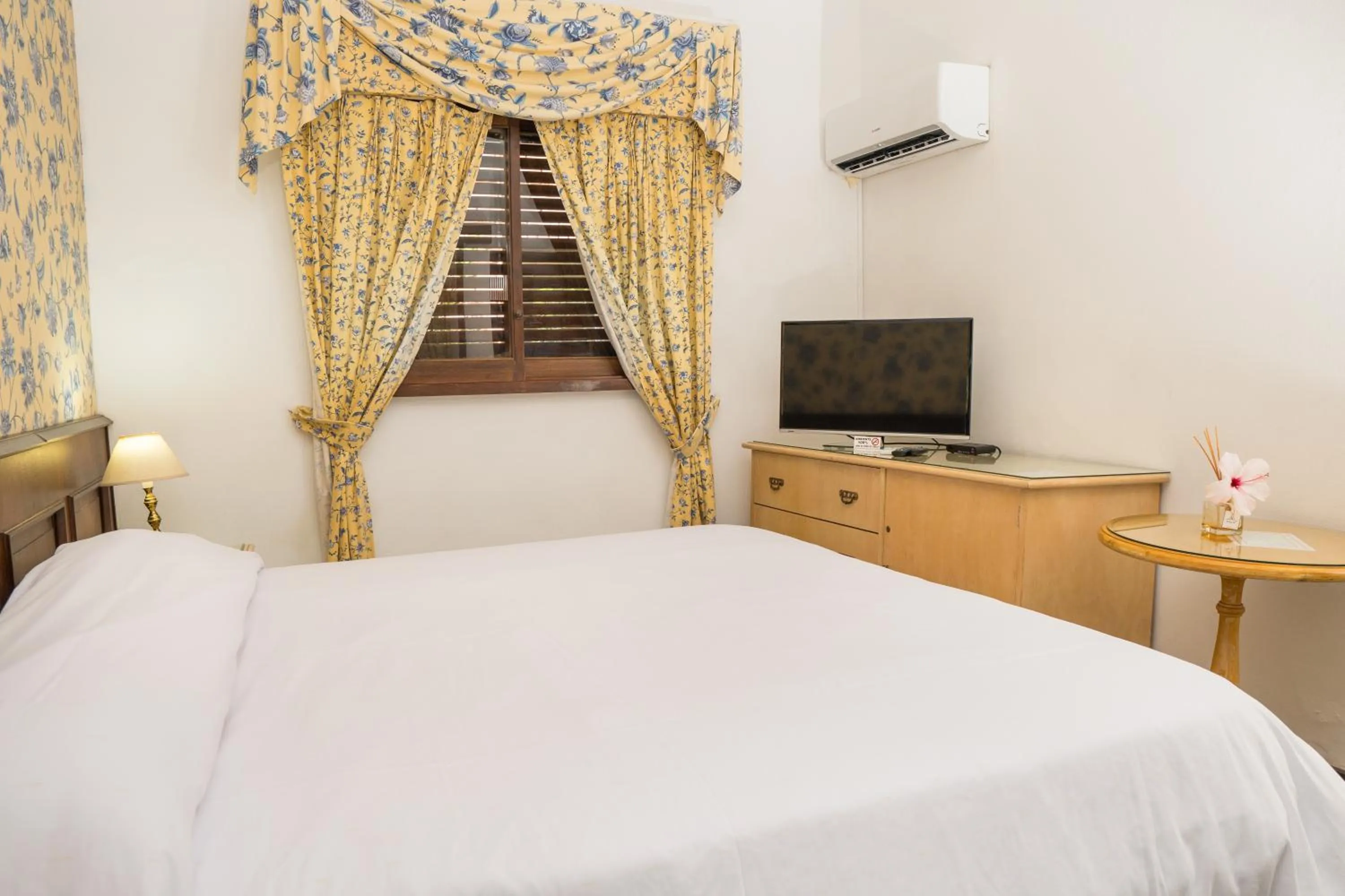 Photo of the whole room, Bed in El Mirador Hotel & Spa