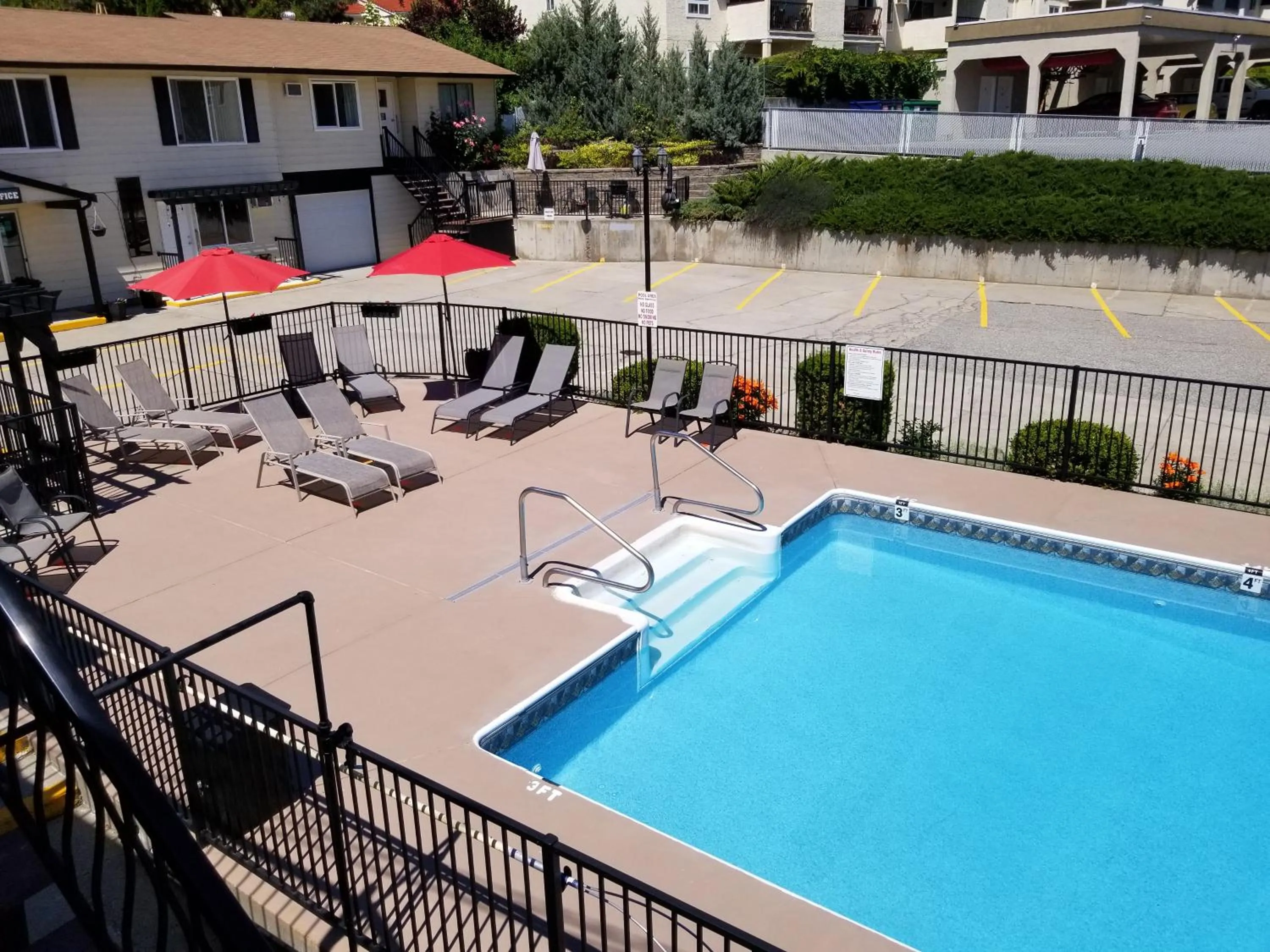 Swimming pool in Osoyoos Lakeview Inn & Suites