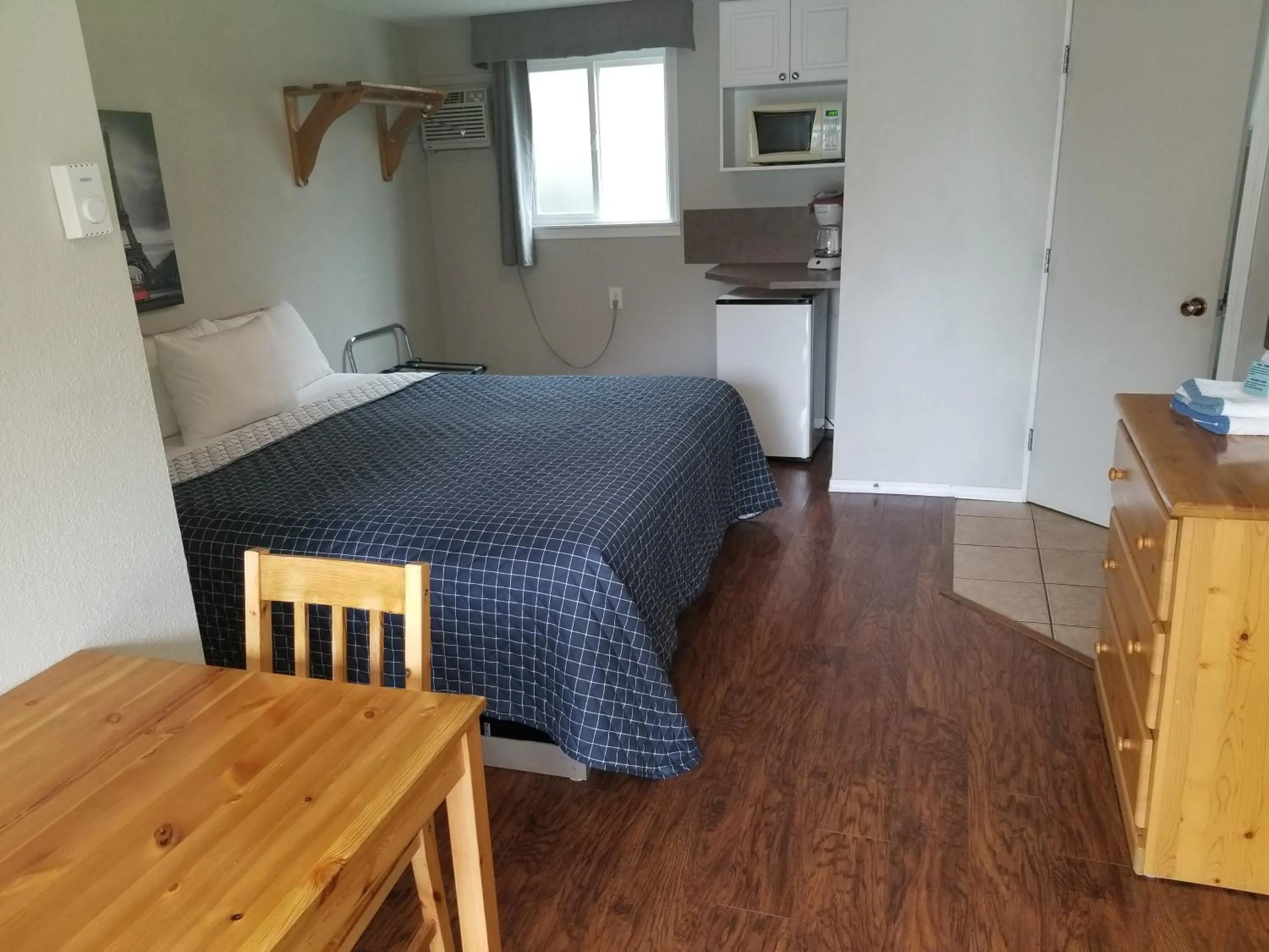 Photo of the whole room, Bed in Osoyoos Lakeview Inn & Suites