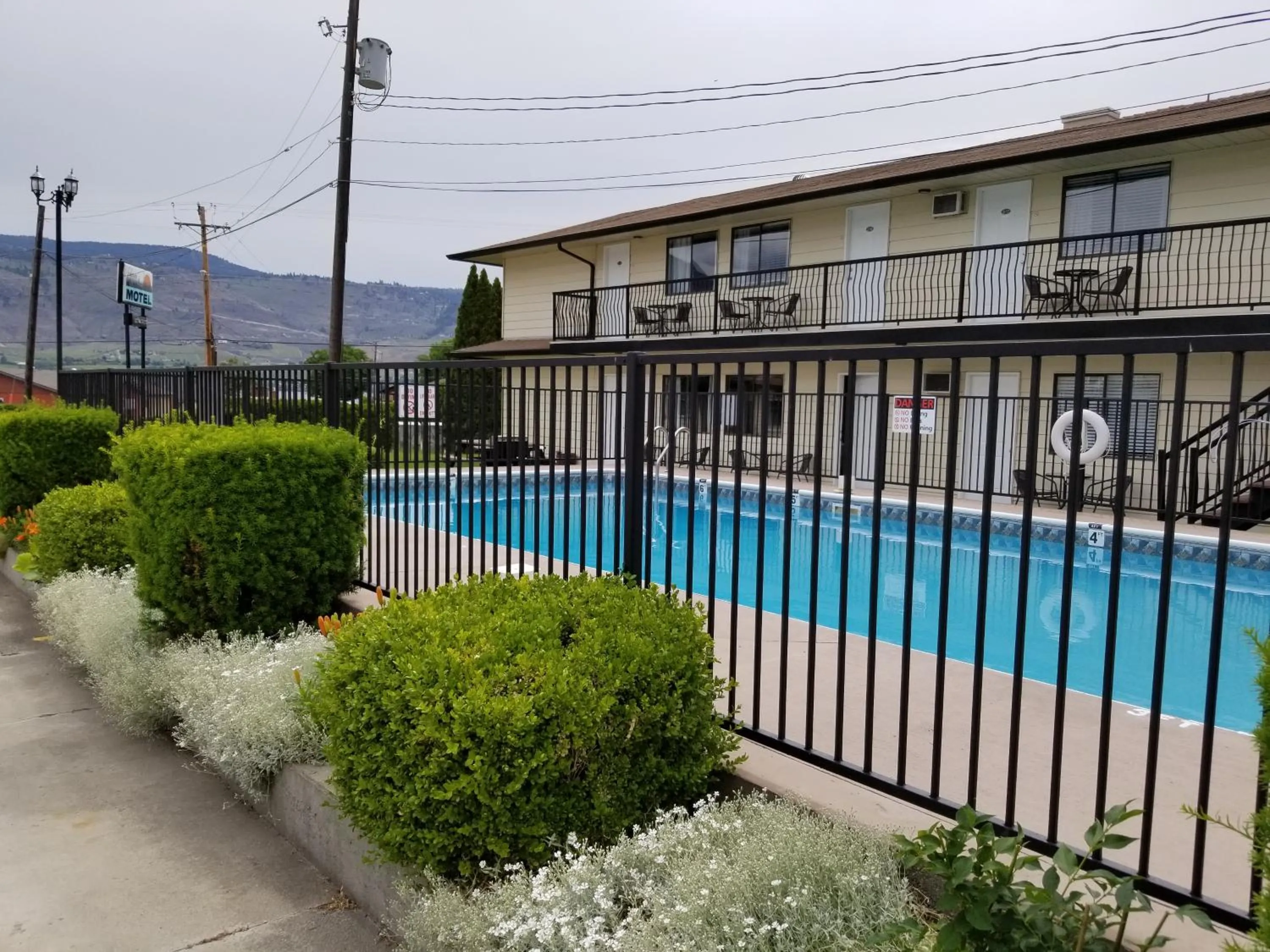 Swimming pool in Osoyoos Lakeview Inn & Suites