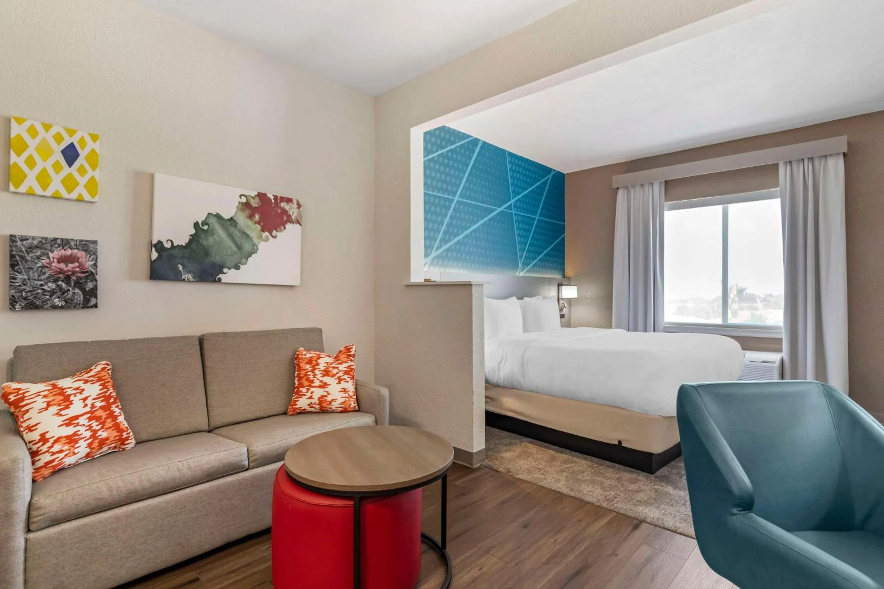 Bedroom, Bed in Comfort Suites