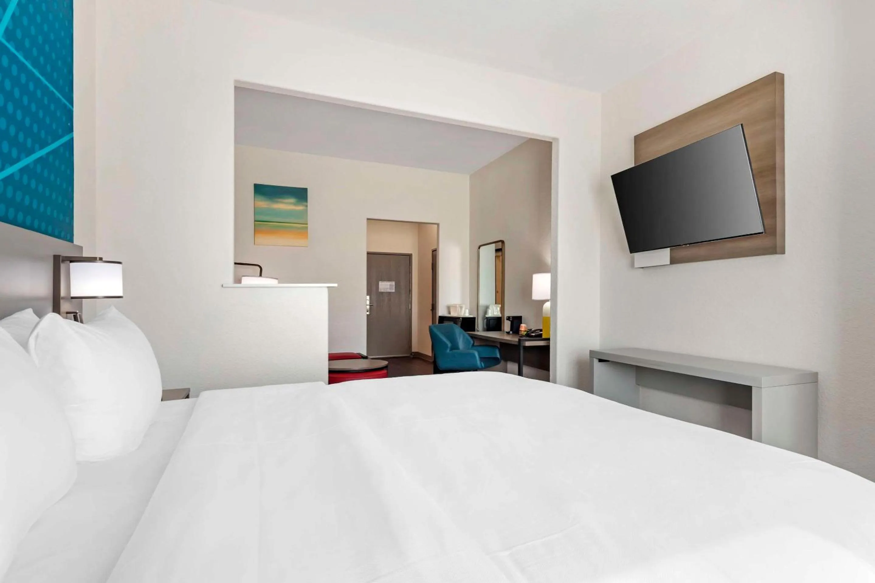 Bedroom, Bed in Comfort Suites