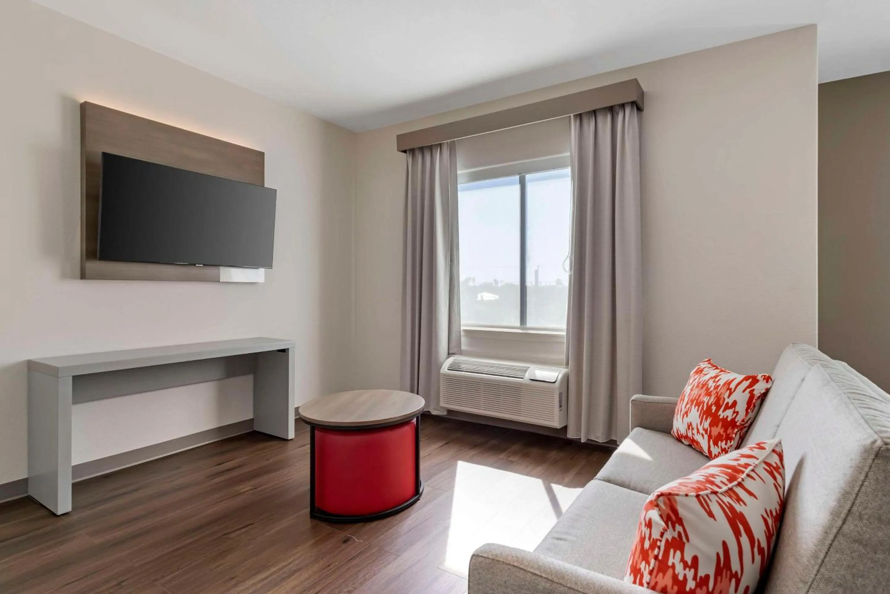 Bedroom, Bed in Comfort Suites