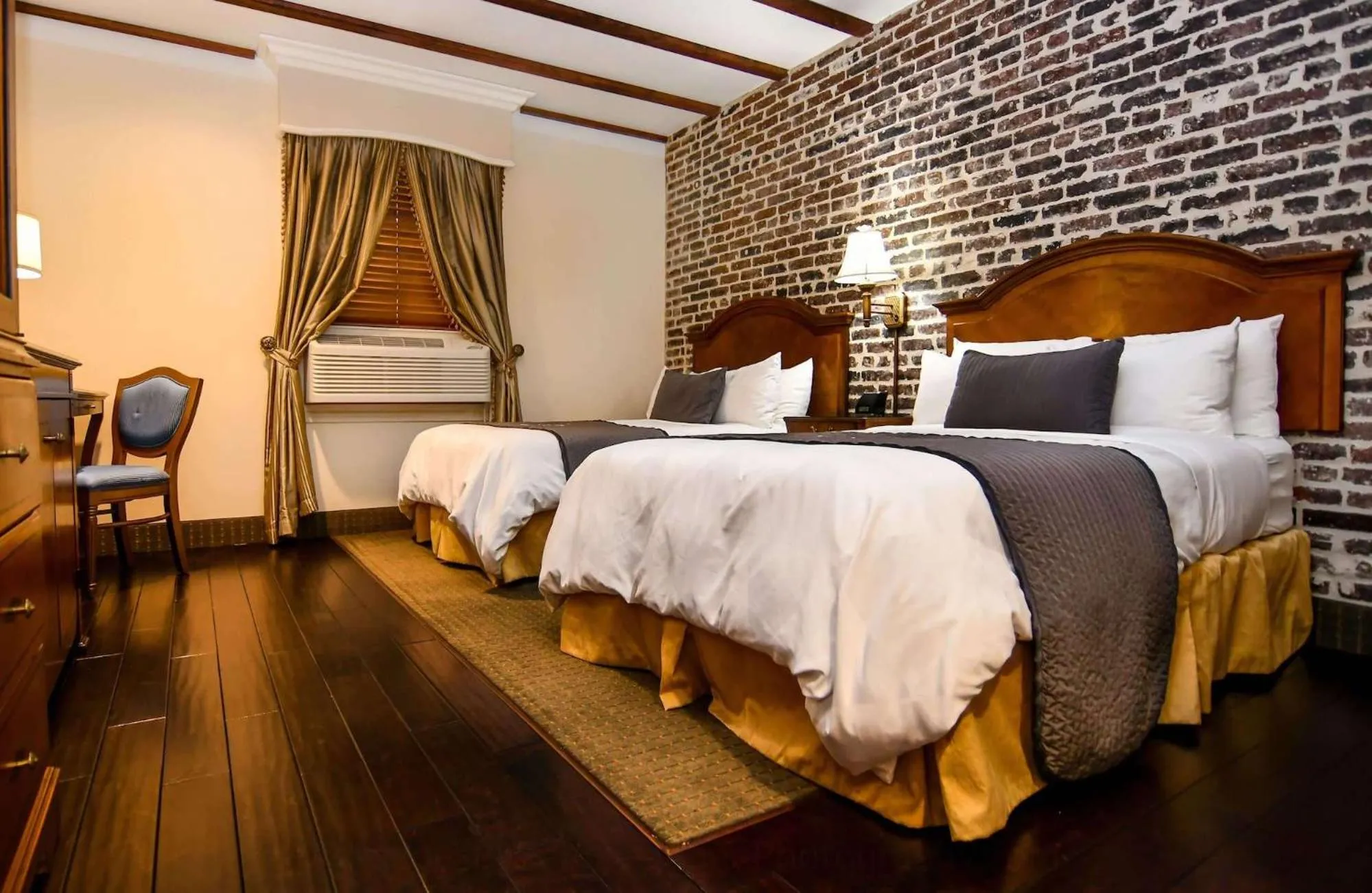 Bed in Brand Plaza Hotel