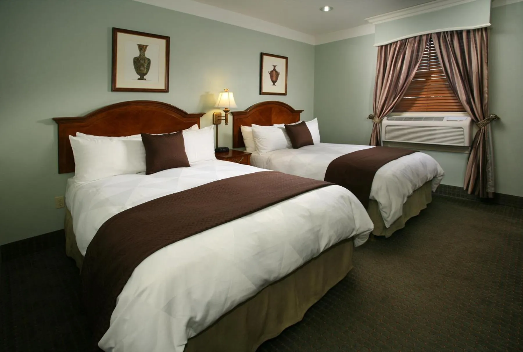 Bedroom, Bed in Brand Plaza Hotel