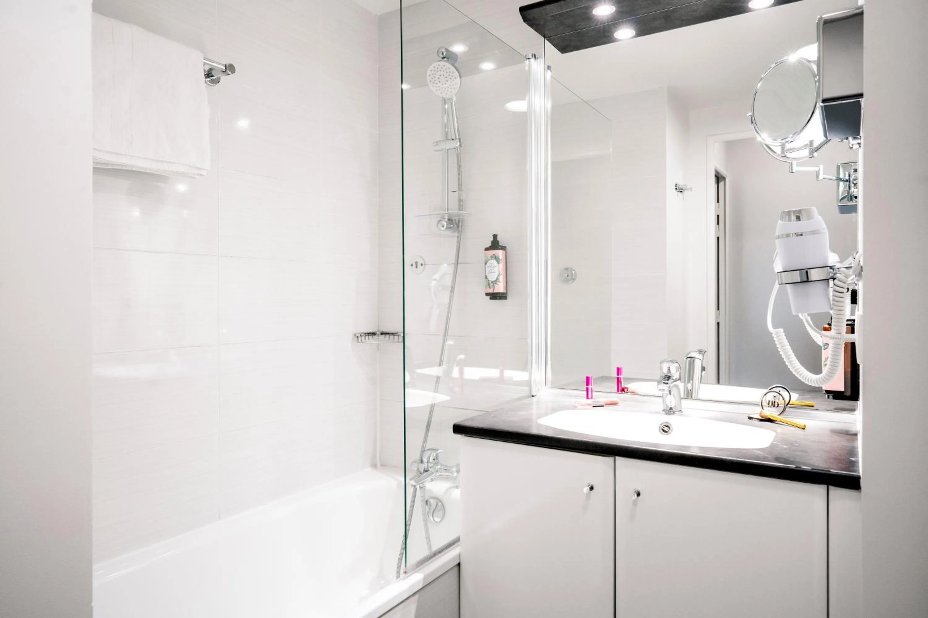 Bathroom in Residhome Paris-Guyancourt