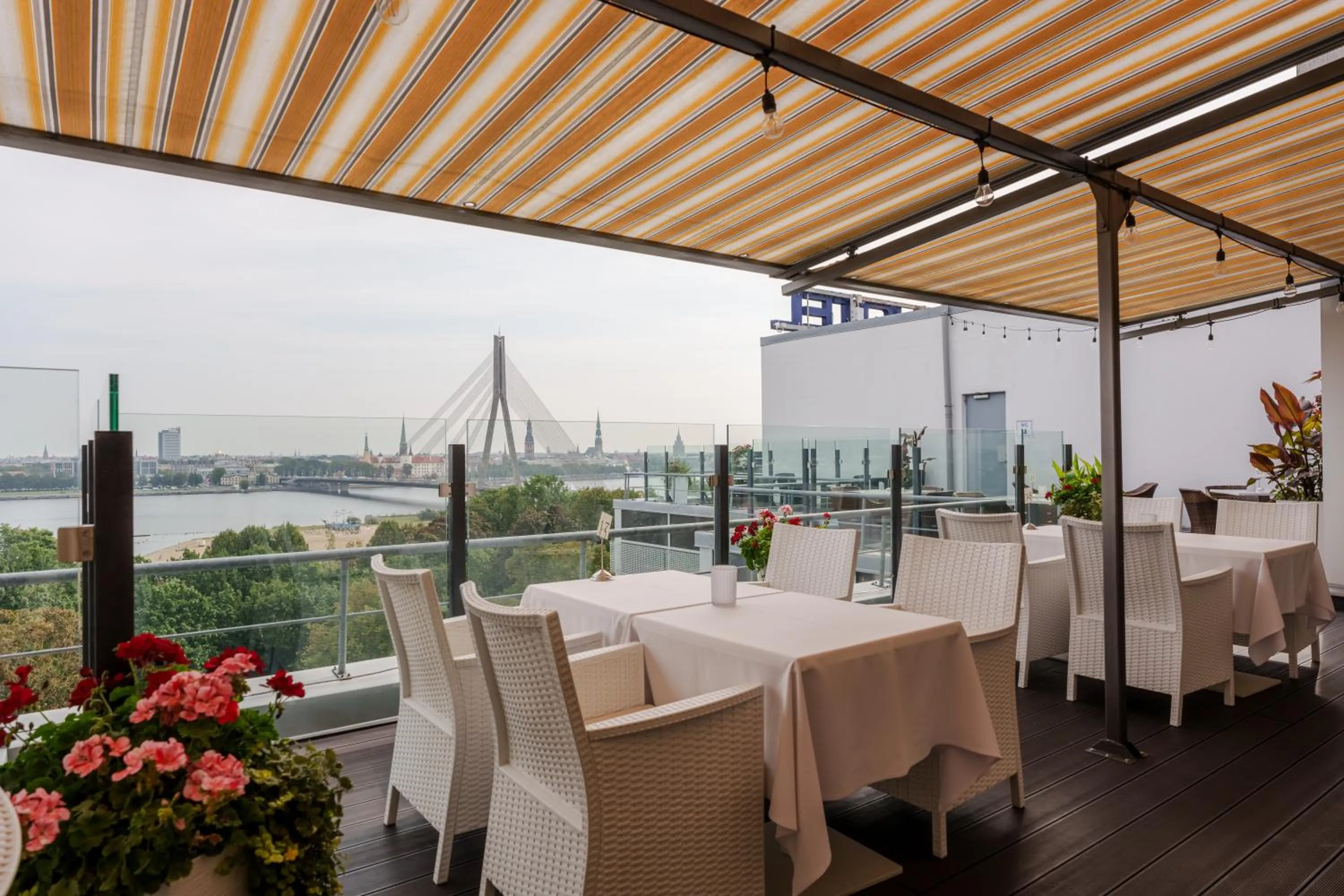 Restaurant/places to eat in Riga Islande Hotel with FREE Parking