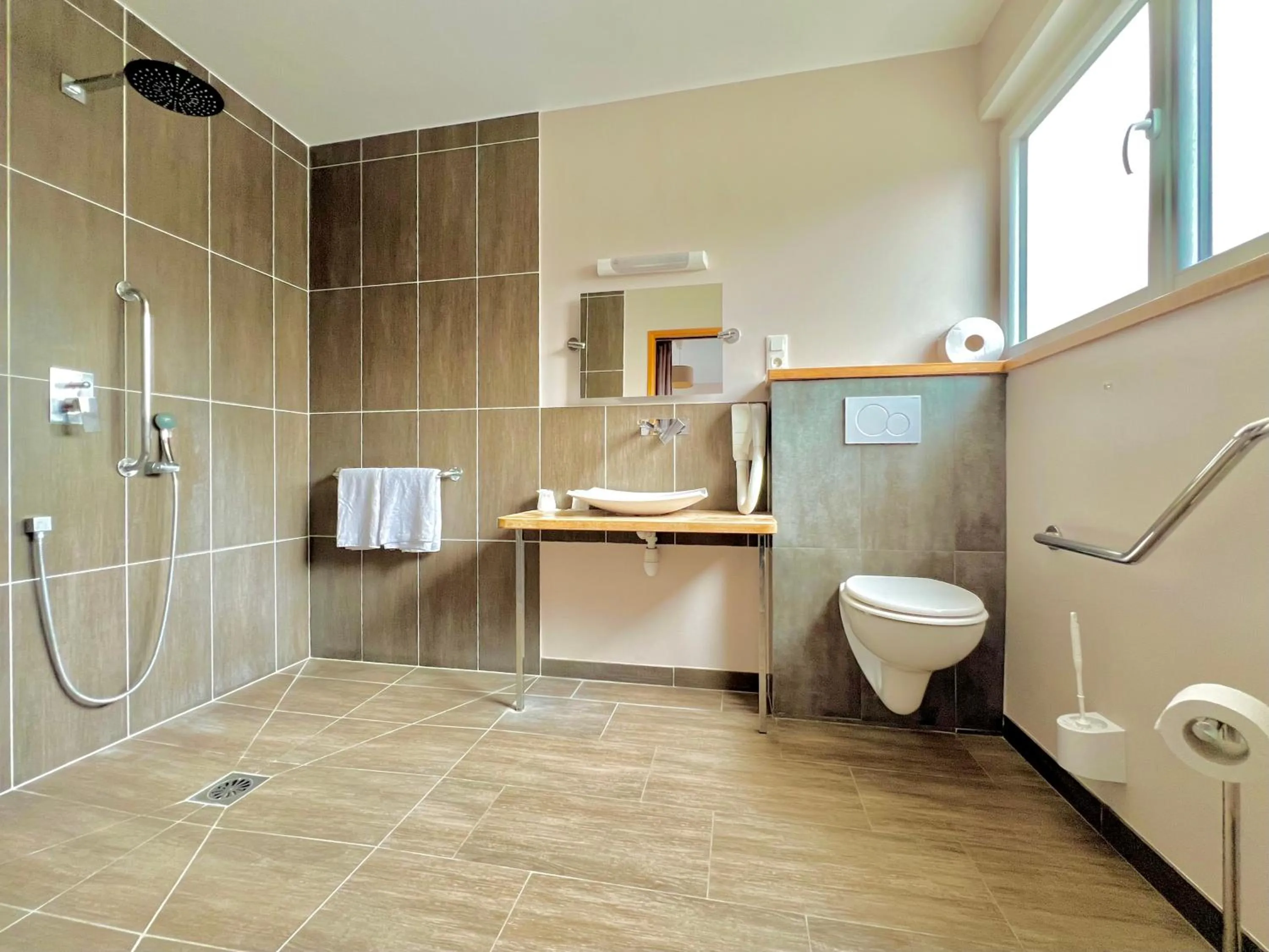 Shower in Hôtel Le Littoral - Berck sur Mer