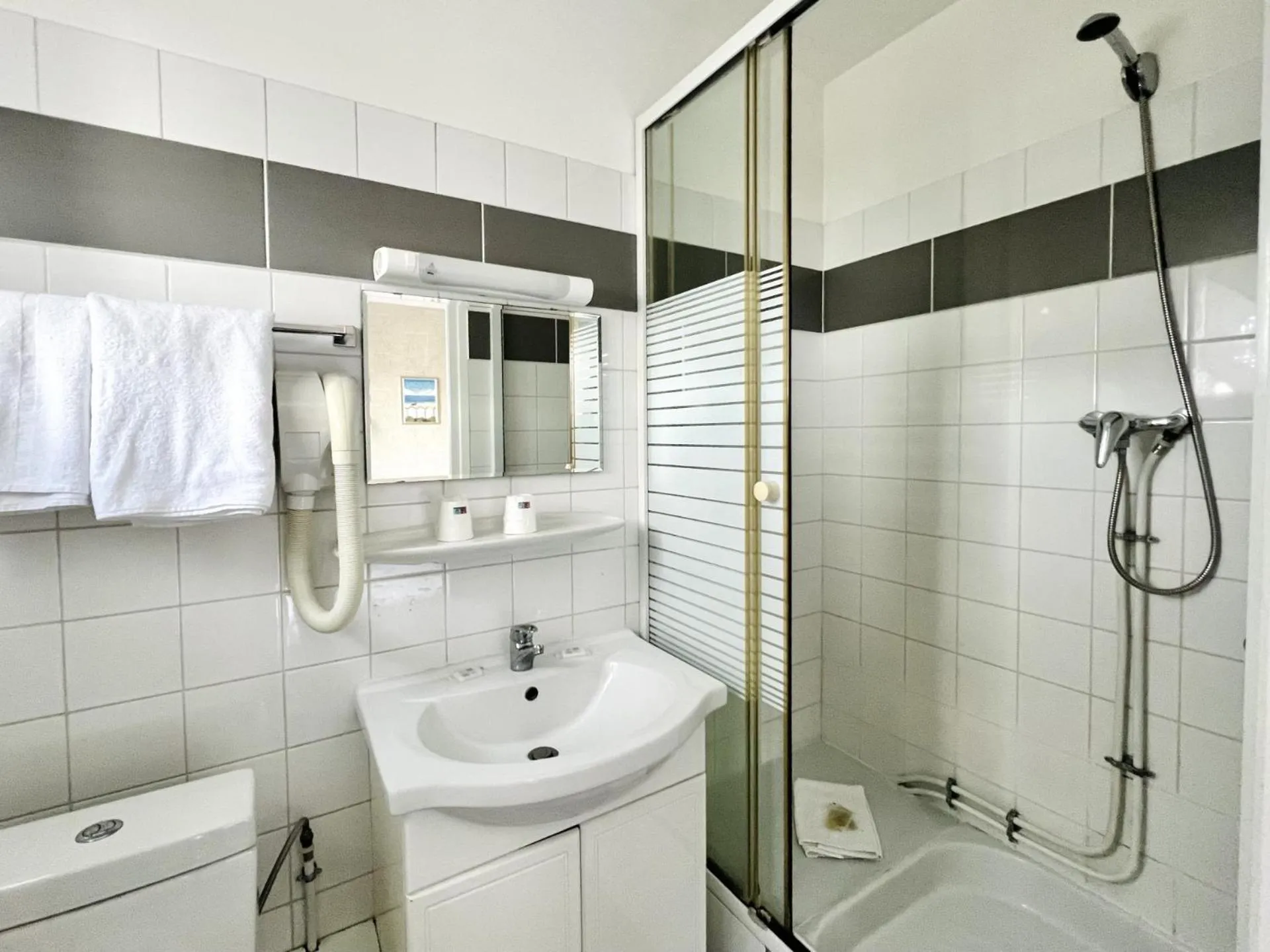 Shower in Hôtel Le Littoral - Berck sur Mer