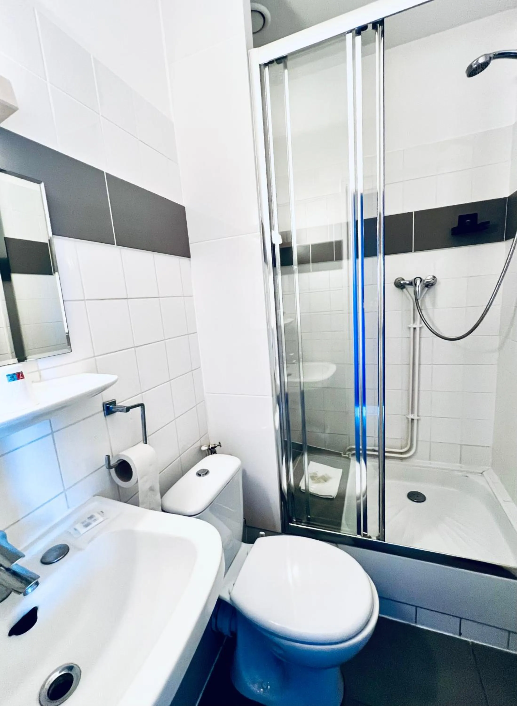 Shower in Hôtel Le Littoral - Berck sur Mer