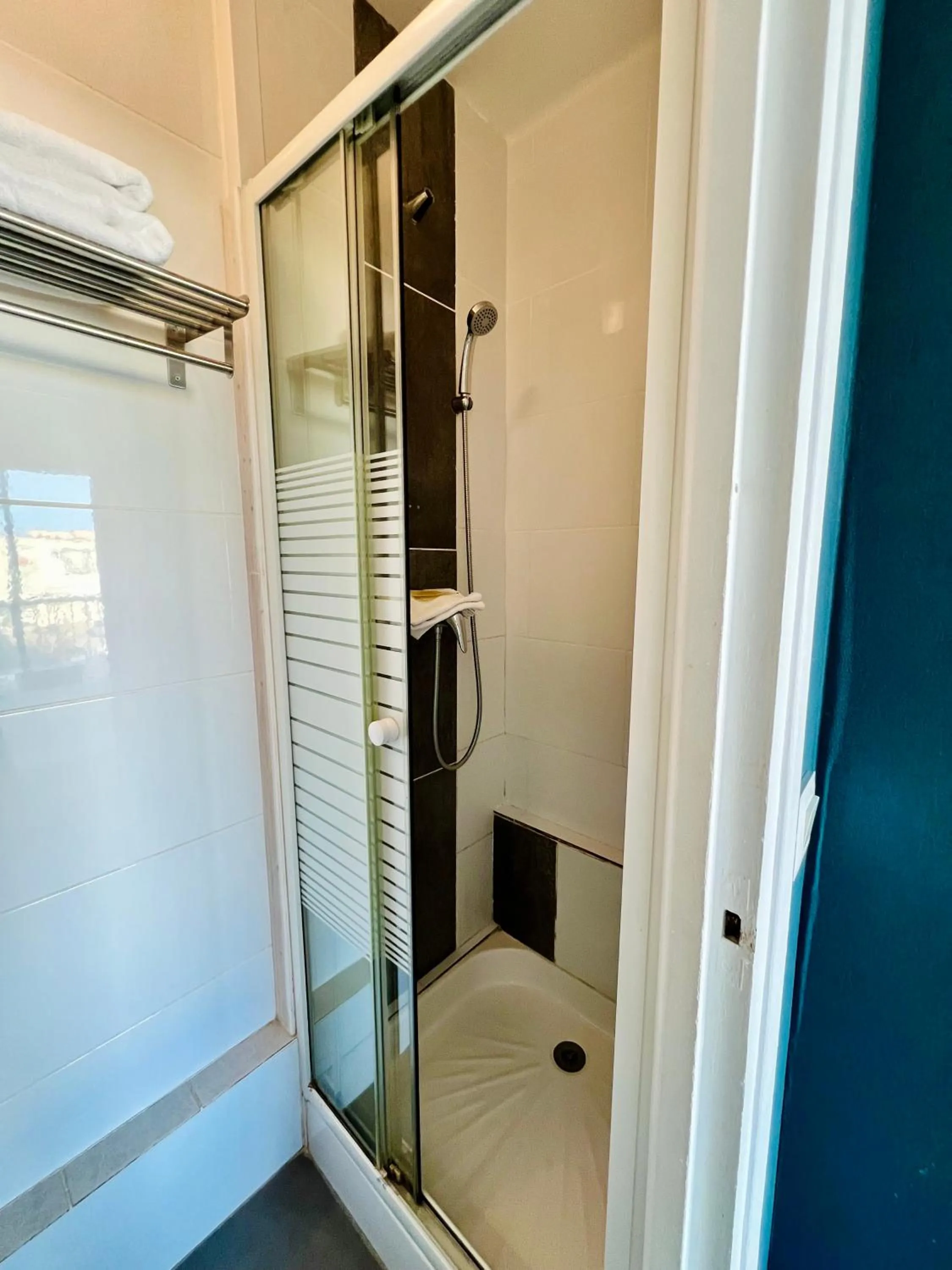 Shower in Hôtel Le Littoral - Berck sur Mer