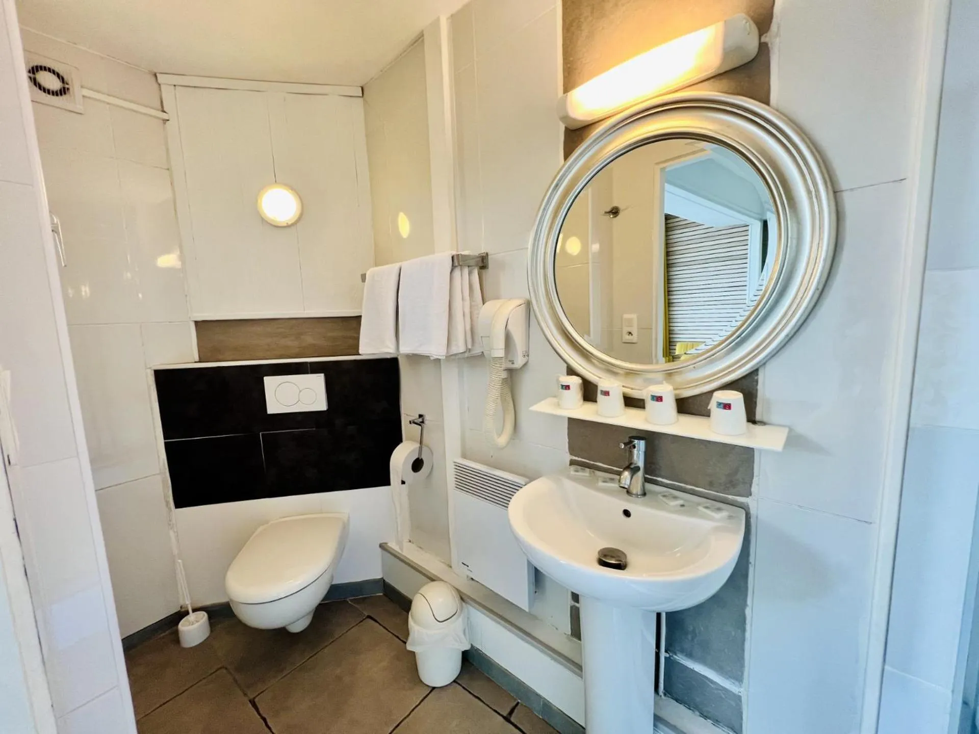 Toilet in Hôtel Le Littoral - Berck sur Mer